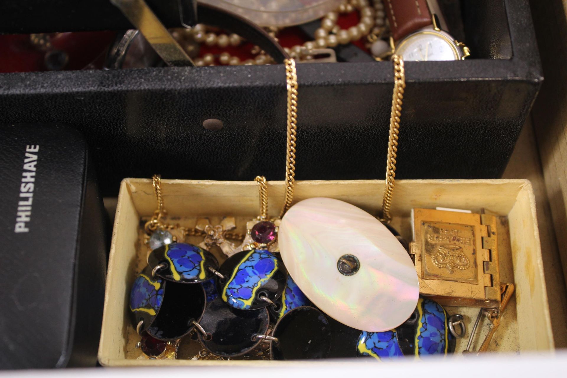 Vintage Costume Jewellery, Coins, Watches etc. Also to include a Mauchline Ware Box (Two Boxes) (Est - Image 3 of 6