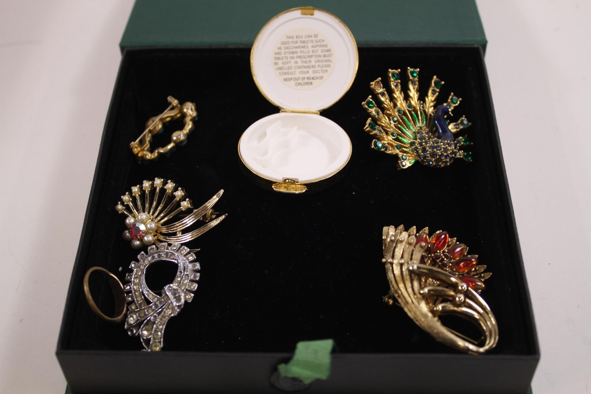 A Good Large Collection of Vintage and Costume Jewellery Watches etc, Tin Drawers to include - Image 5 of 8