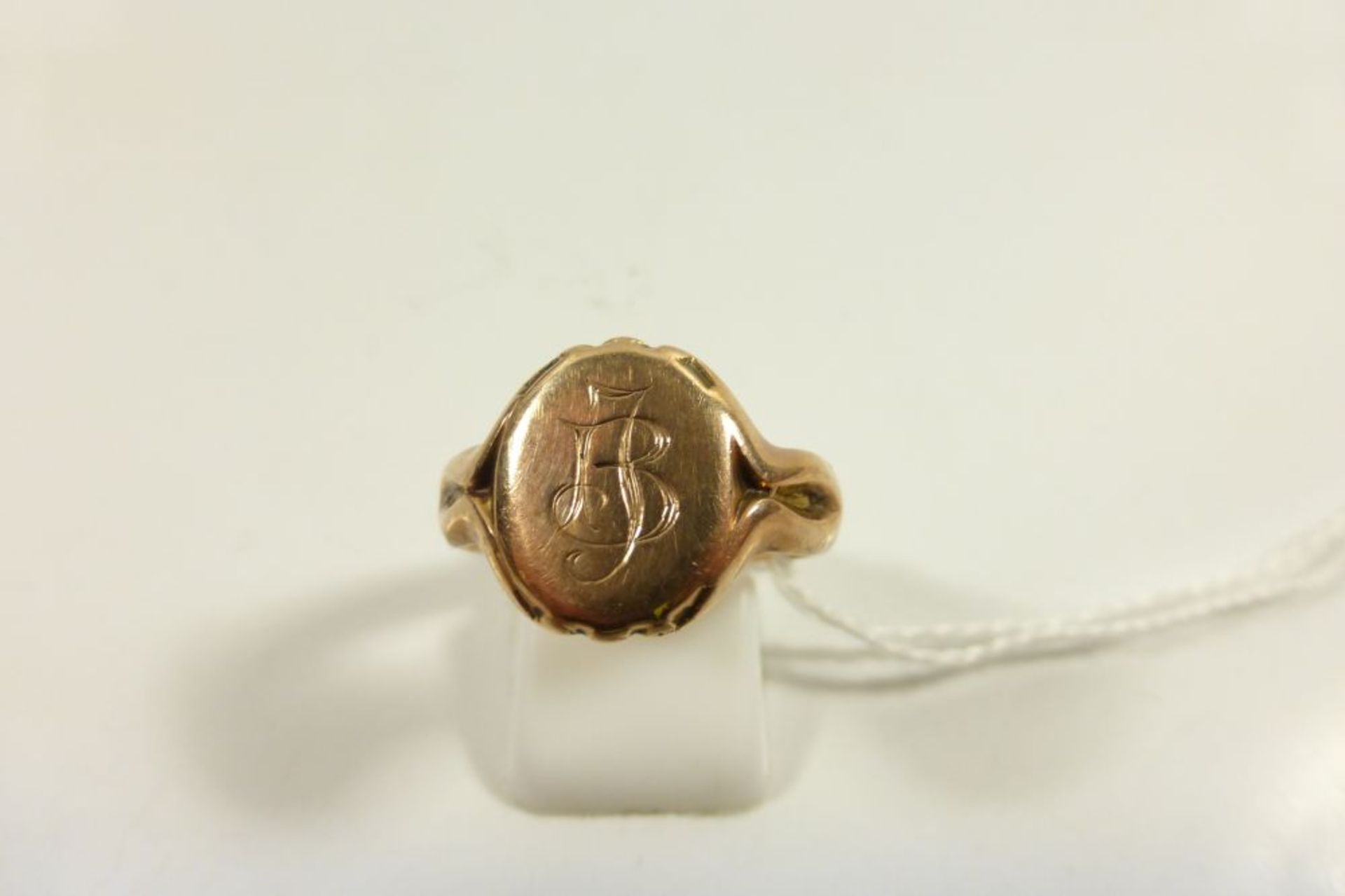 A 9ct Gold Gentleman's Signet Ring Size L½ (approx 5.26g) (est. £40-60)