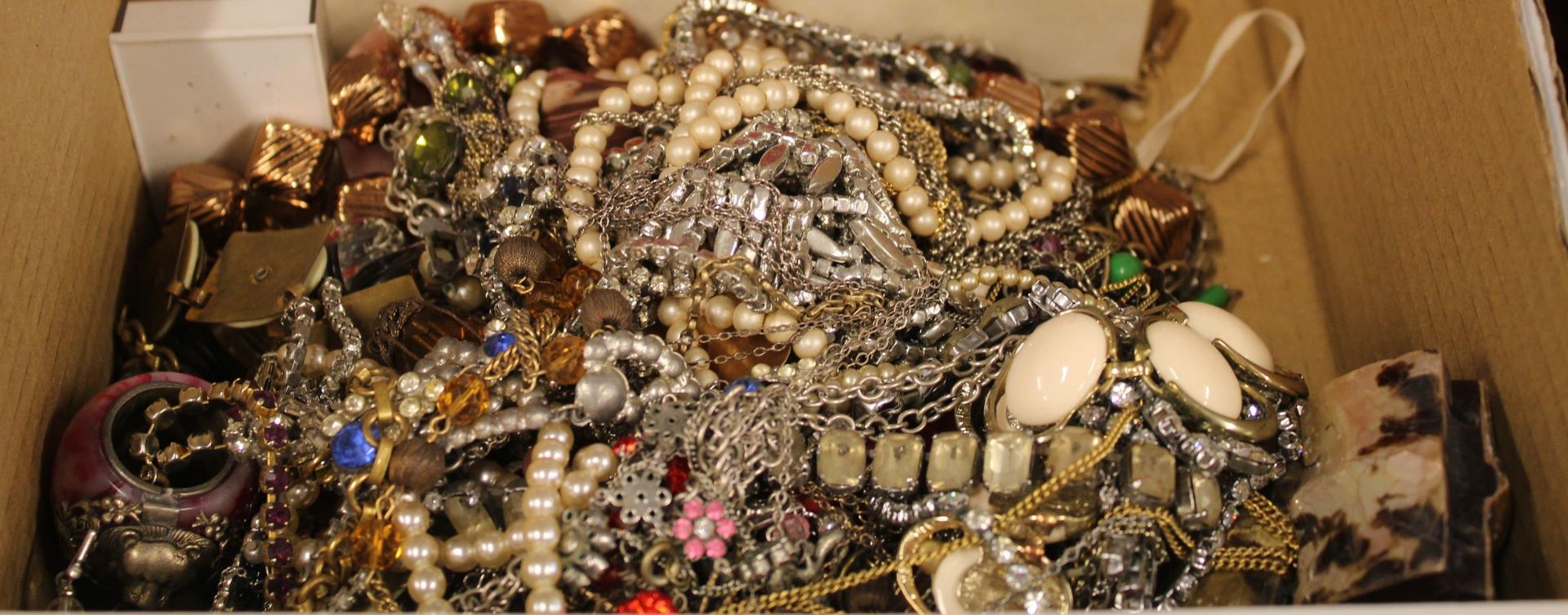 A Large Collection of Vintage Costume Jewellery etc. (Est £20-£40) - Image 5 of 8