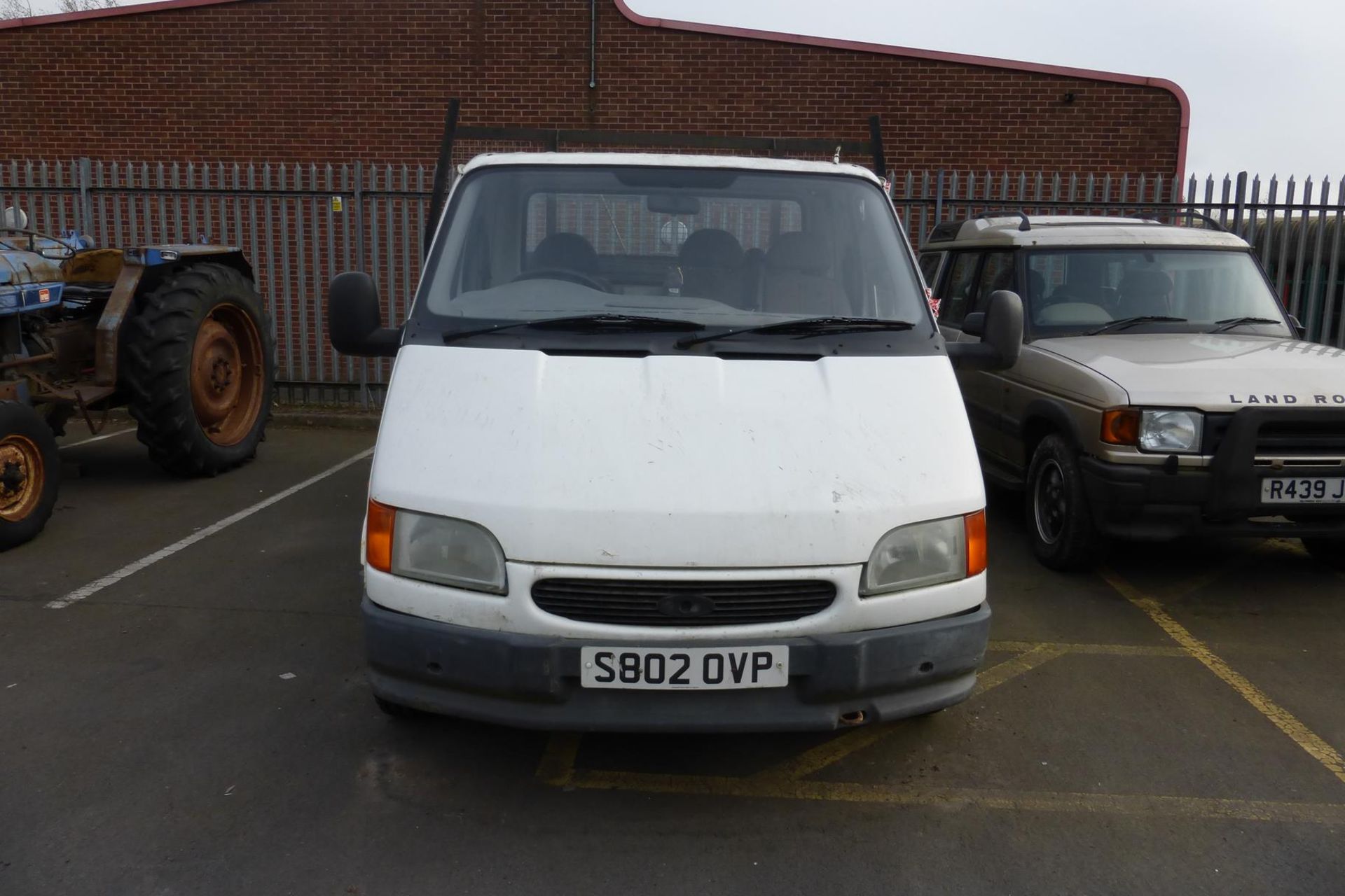 A Ford Transit Flatbed/Pickup in White 2496cc Diesel, Date of First Registration February 1999, - Image 4 of 10