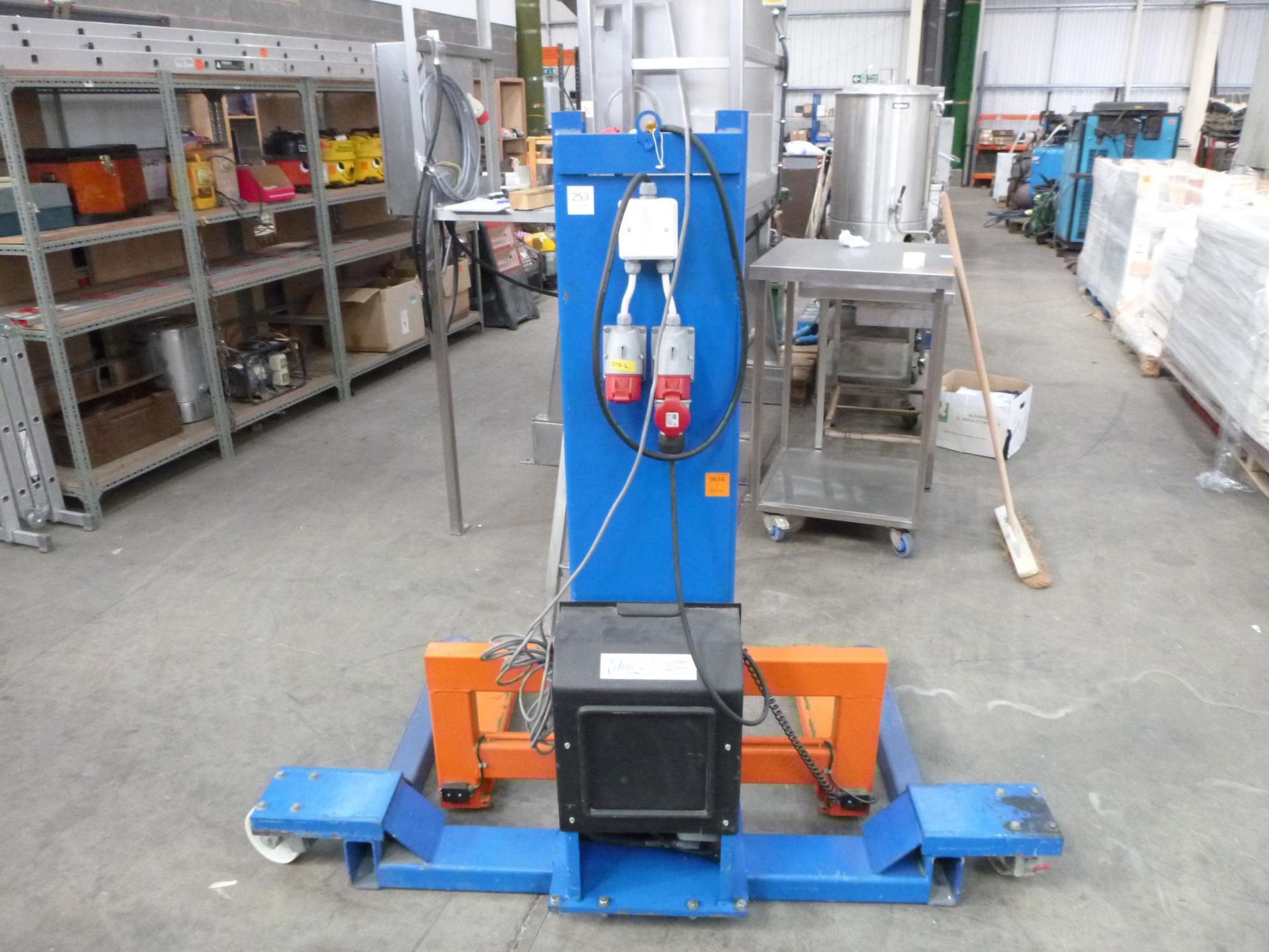 * An Edmo Lift Max 1500Kg Type TSE1000 S/N 0002223583010001 Class IP54 3PH. Please note there is £ - Image 2 of 4