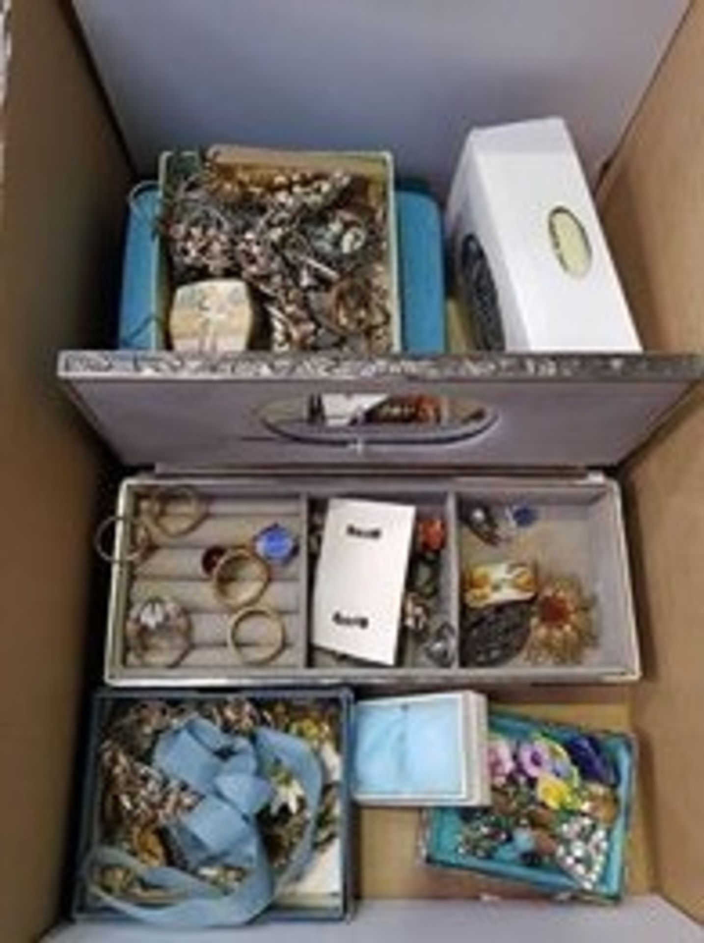 A Good Large Collection of Vintage and Costume Jewellery Watches etc, Tin Drawers to include - Image 6 of 8