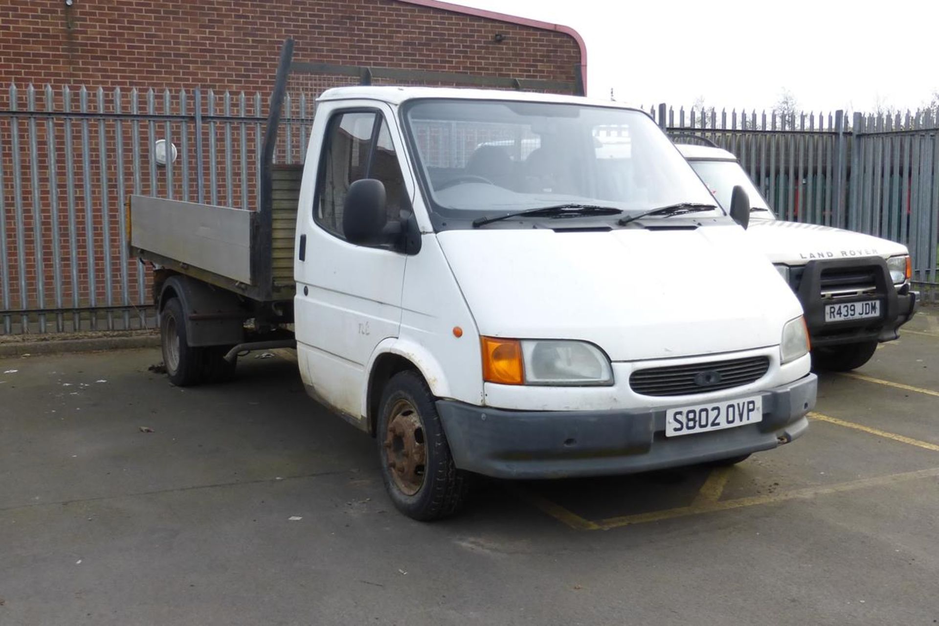 A Ford Transit Flatbed/Pickup in White 2496cc Diesel, Date of First Registration February 1999,