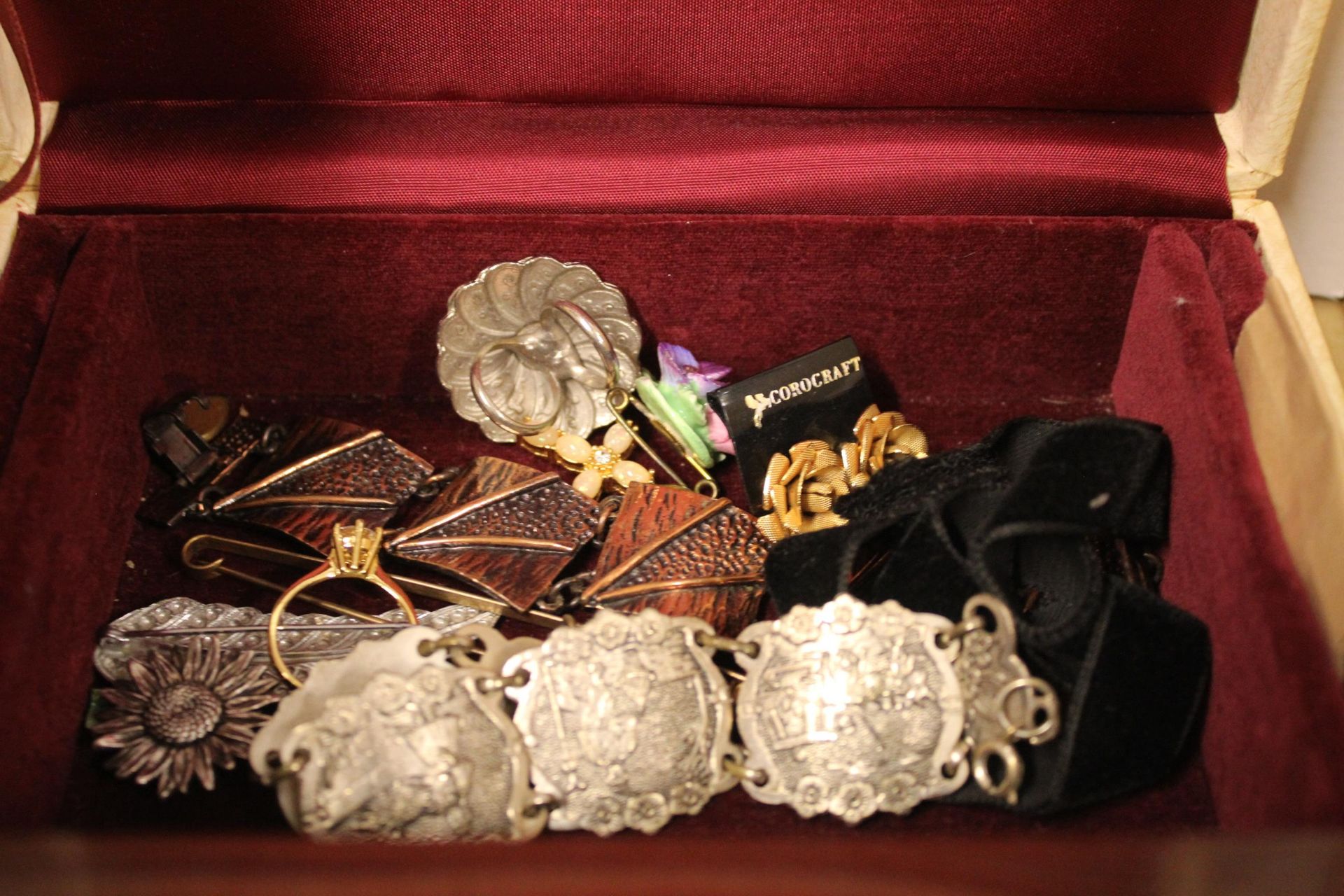 A Large Collection of Vintage Costume Jewellery etc. (Est £20-£40) - Image 8 of 8