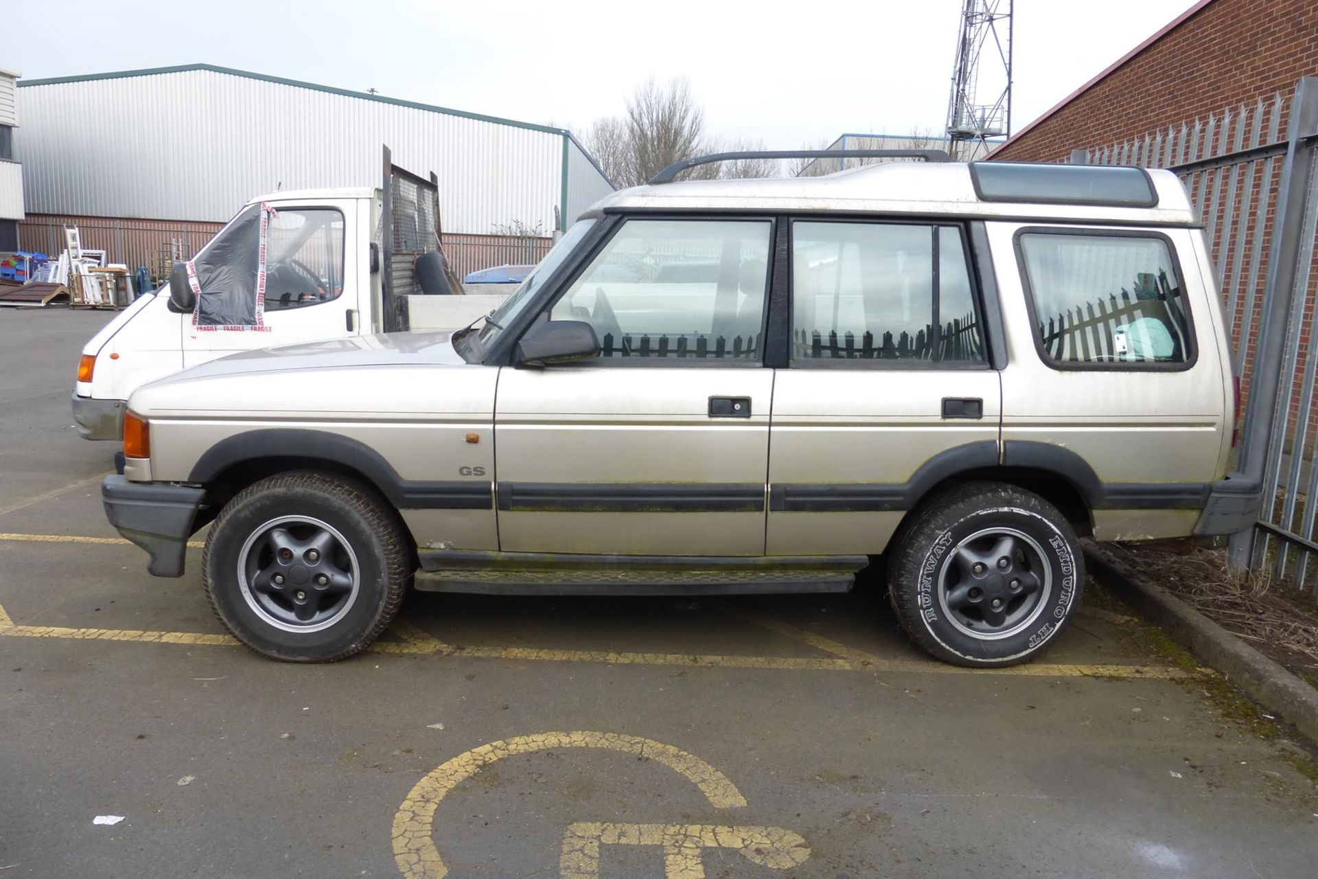 A Land Rover Discovery in Gold 2495cc Diesel Automatic, Date of First Registration March 1998, - Image 3 of 13