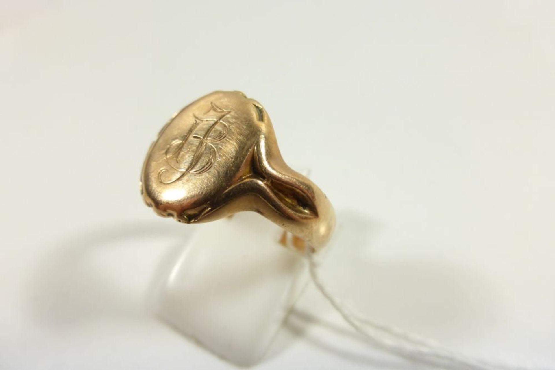 A 9ct Gold Gentleman's Signet Ring Size L½ (approx 5.26g) (est. £40-60) - Image 2 of 2