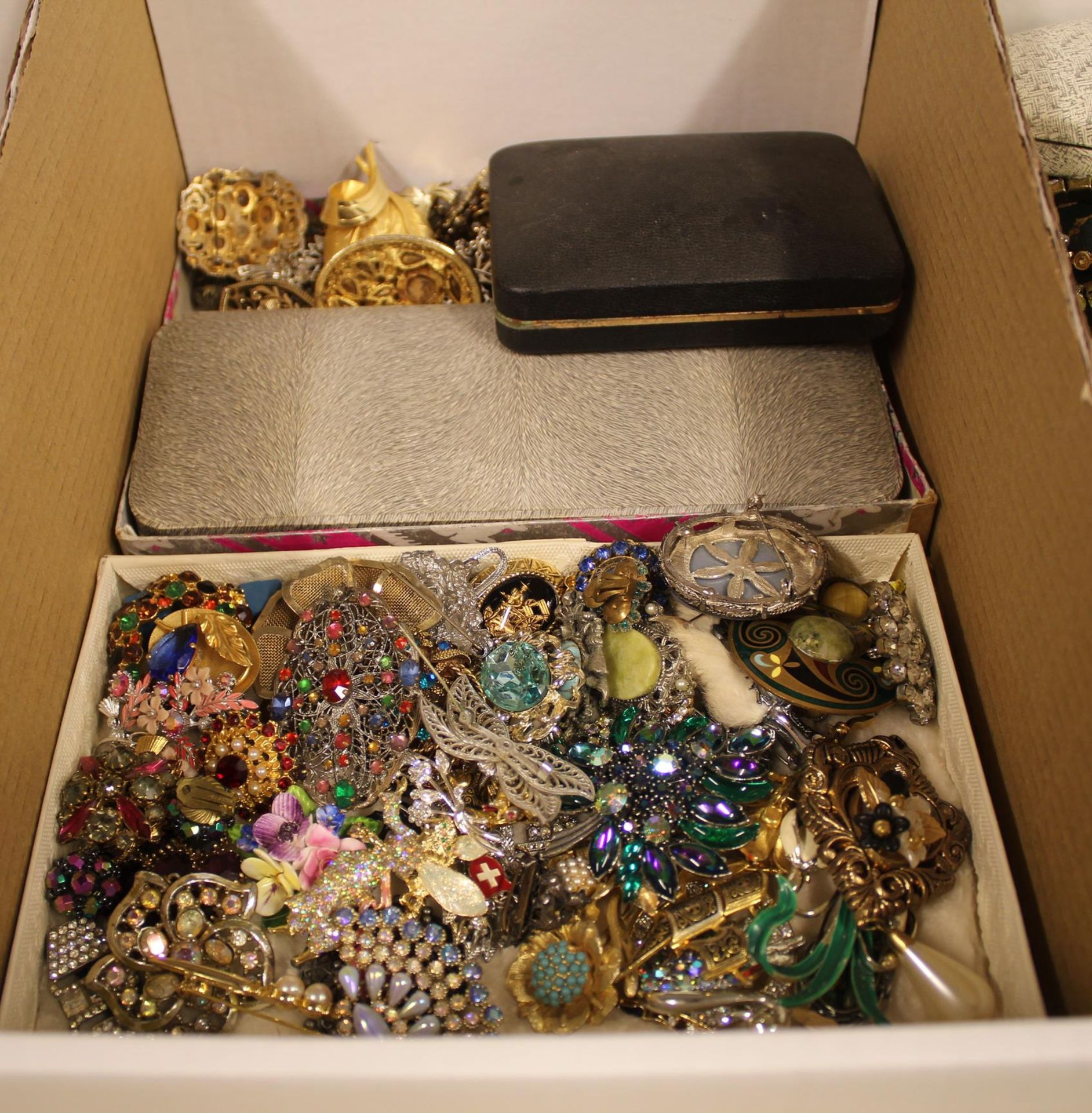 A Good Large Collection of Vintage Costume Brooches, Jewellery etc. (Est £20-£40) - Image 2 of 6