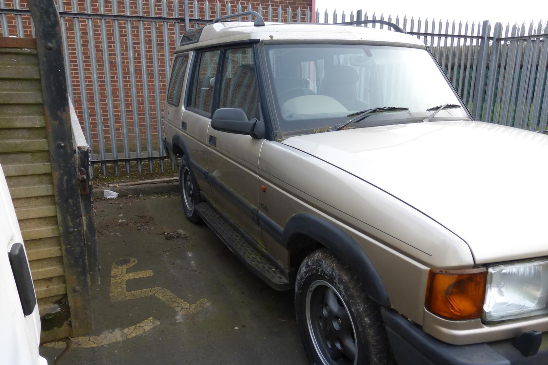 A Land Rover Discovery in Gold 2495cc Diesel Automatic, Date of First Registration March 1998, - Image 7 of 13