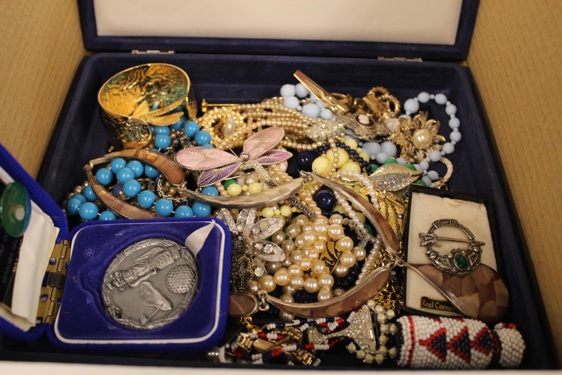 A Large Collection of Vintage Costume Jewellery etc. (Est £20-£40) - Image 2 of 8