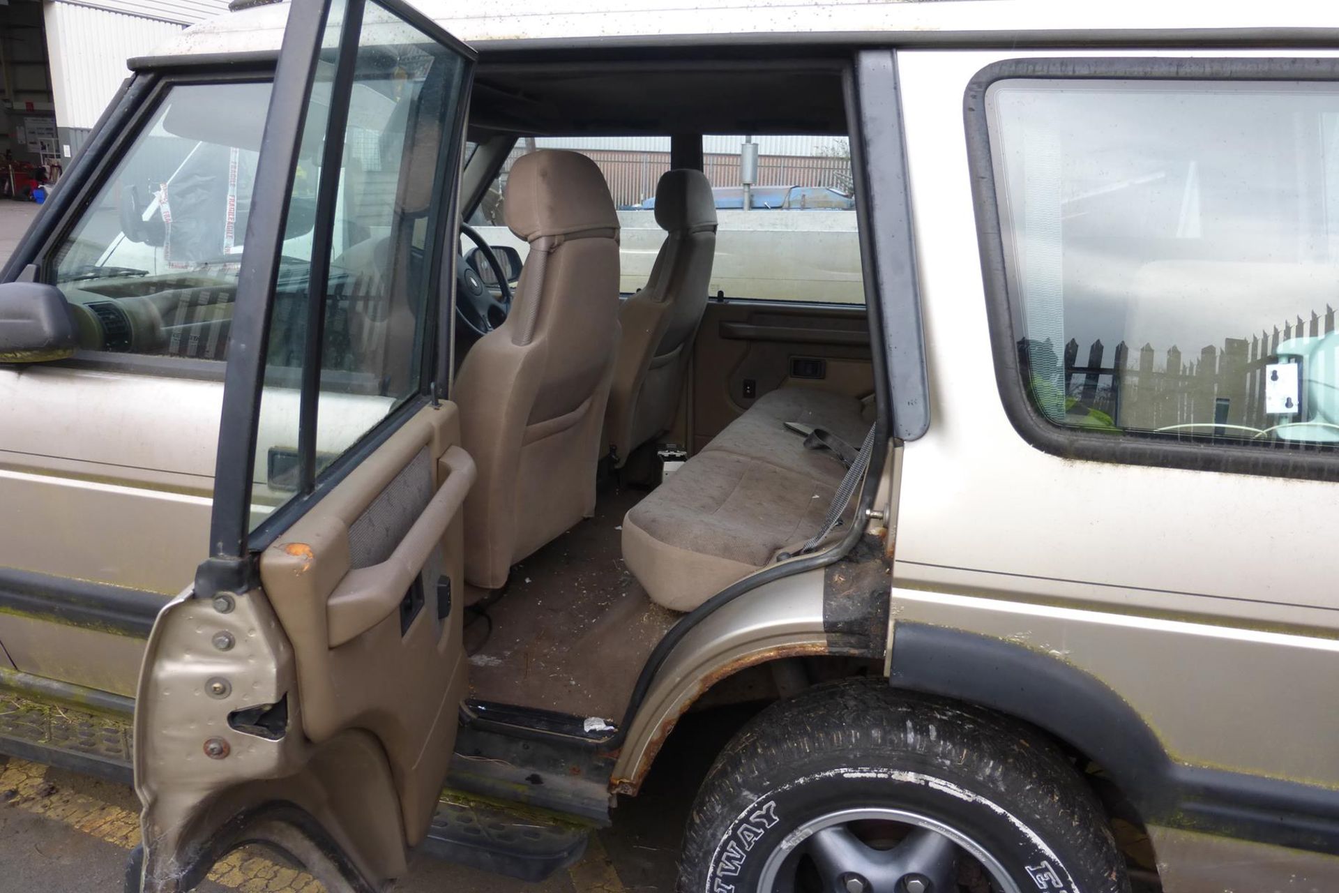 A Land Rover Discovery in Gold 2495cc Diesel Automatic, Date of First Registration March 1998, - Image 5 of 13