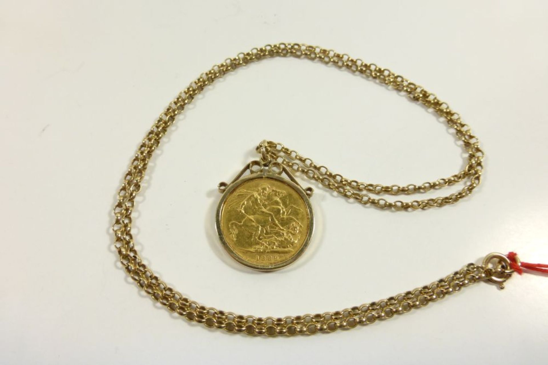 An 1889 Gold Sovereign Victoria Jubilee Head Coin Mounted in a 9ct Gold Necklace and Coin Retainer