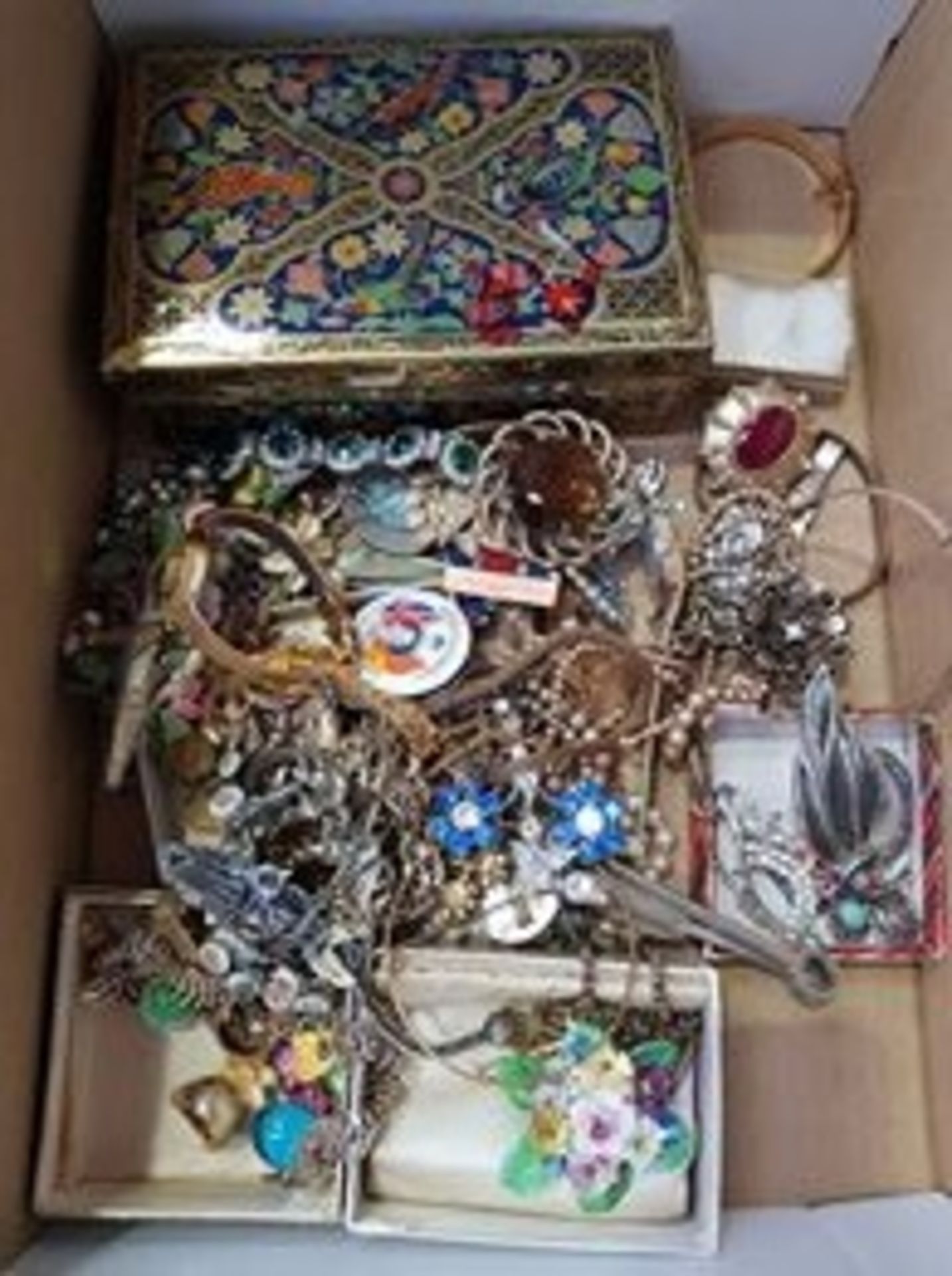 A Good Large Collection of Vintage and Costume Jewellery Watches etc, Tin Drawers to include - Image 8 of 8