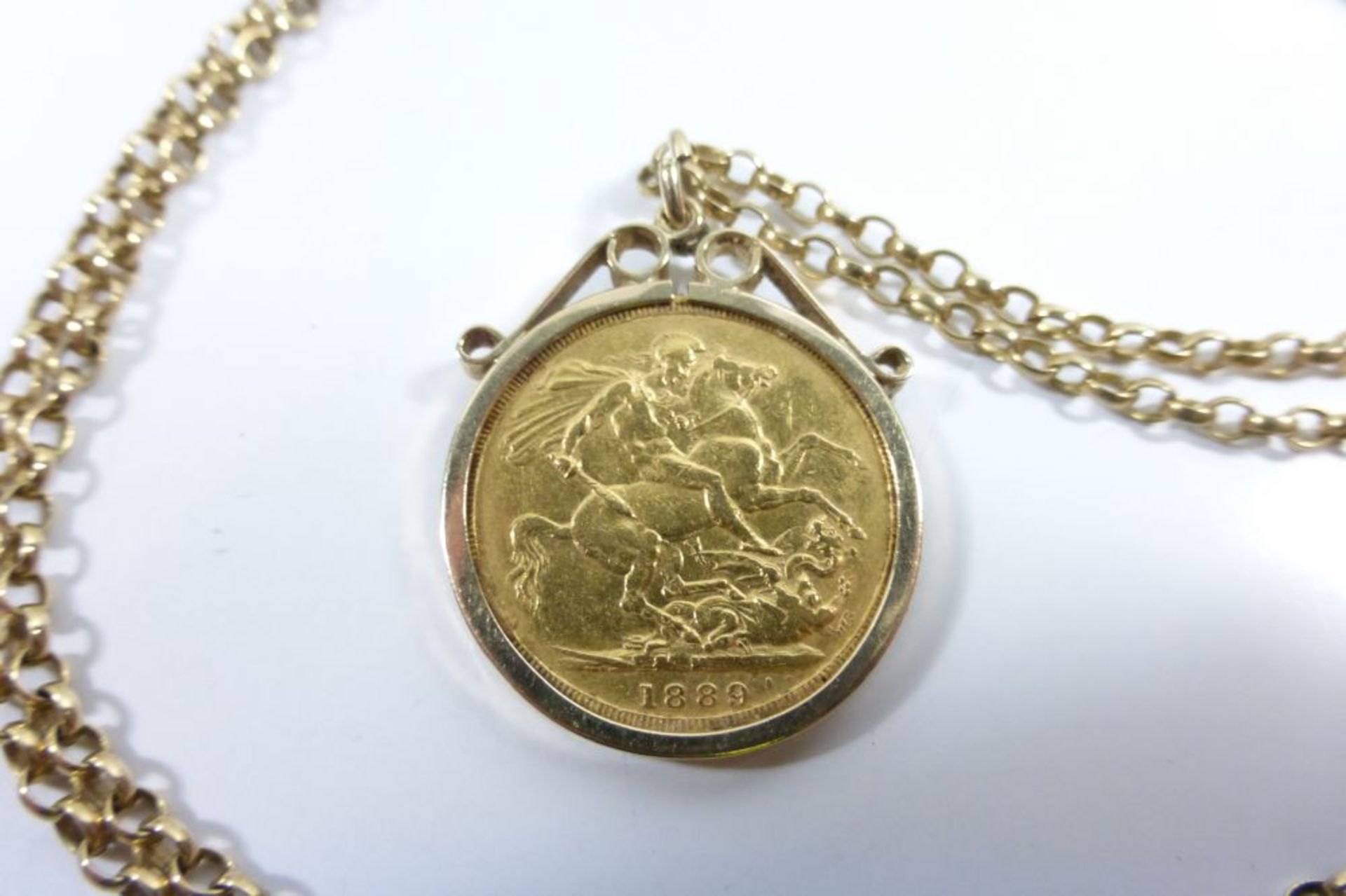 An 1889 Gold Sovereign Victoria Jubilee Head Coin Mounted in a 9ct Gold Necklace and Coin Retainer - Image 2 of 4