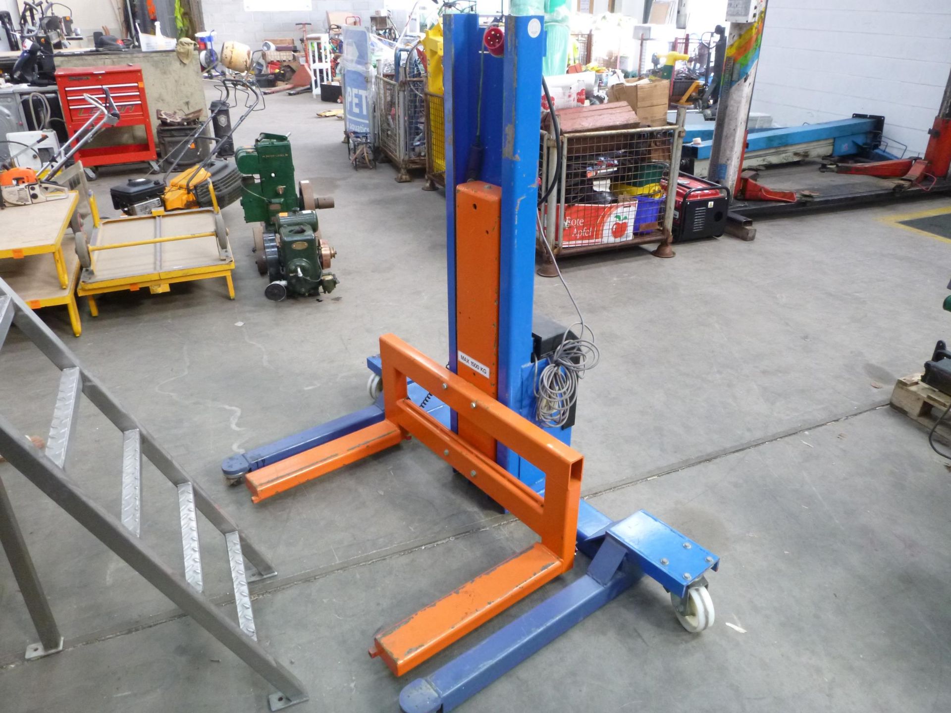 * An Edmo Lift Max 1500Kg Type TSE1000 S/N 0002223583010001 Class IP54 3PH. Please note there is £