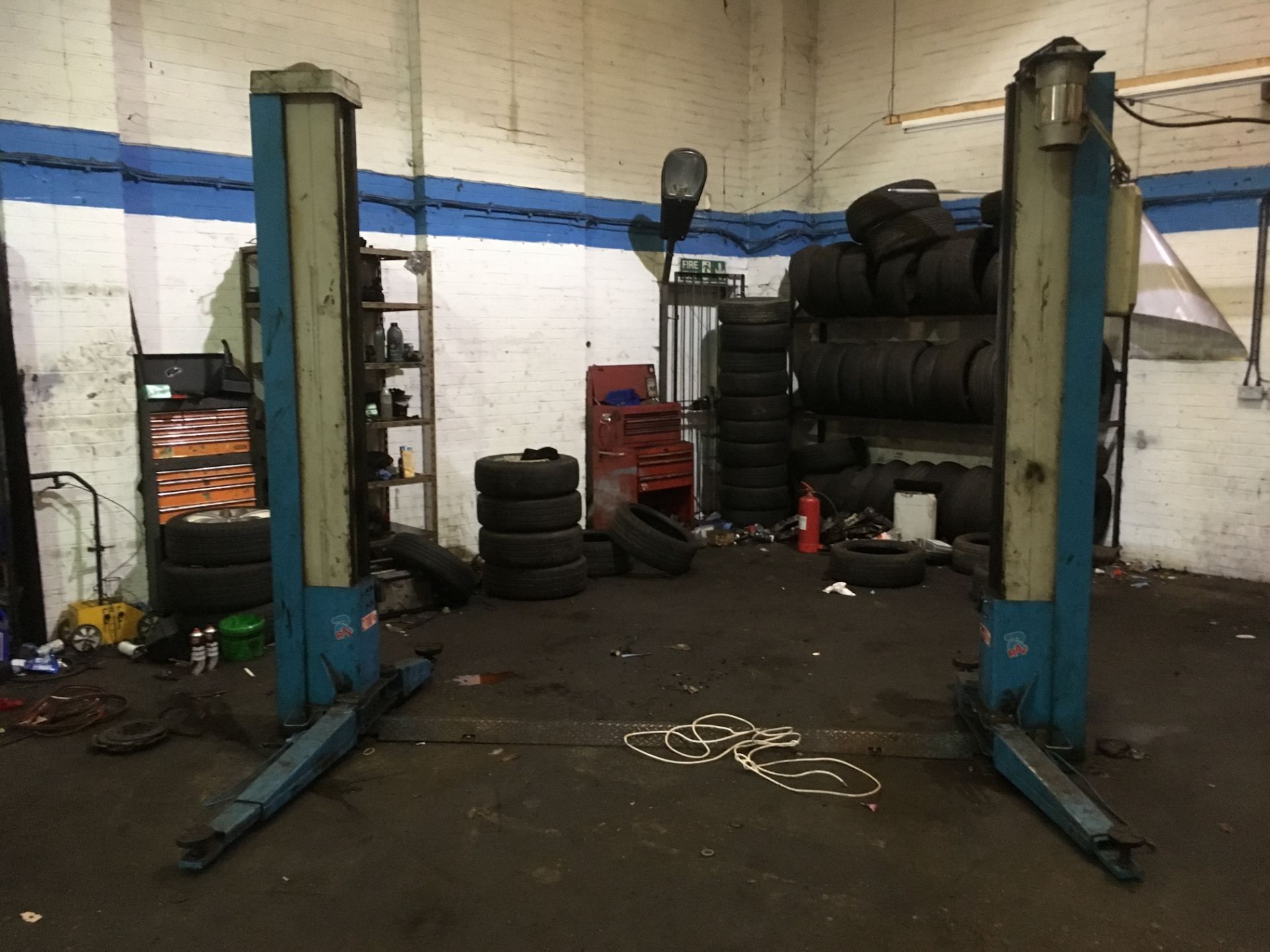 * A RAV KPN326H 2700Kg 2 Post Vehicle Lift s/n 00624 YOM 2003 3PH. Please note there is £10 plus VAT