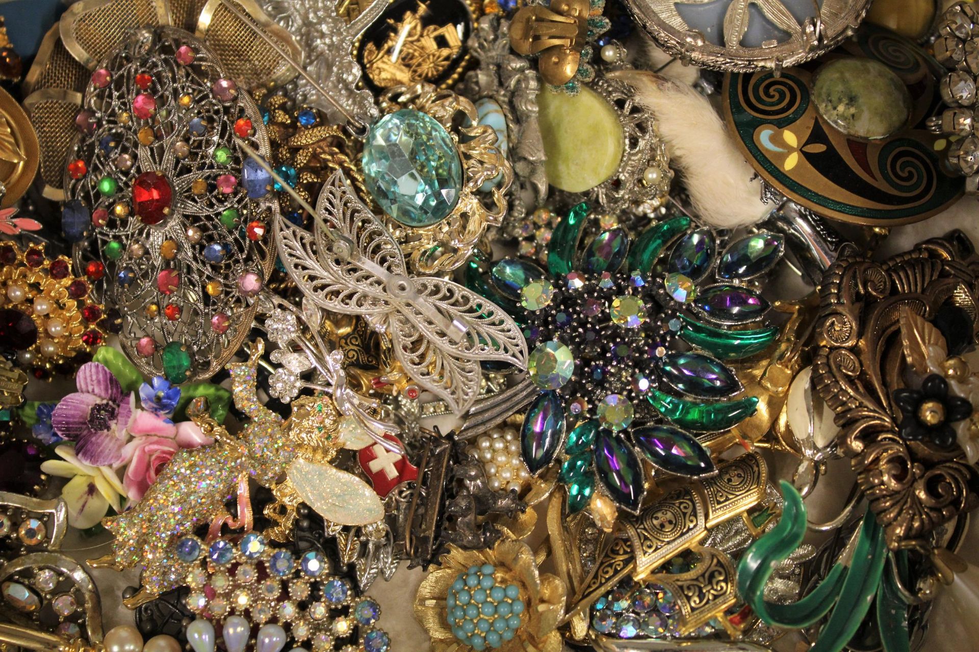 A Good Large Collection of Vintage Costume Brooches, Jewellery etc. (Est £20-£40) - Image 3 of 6