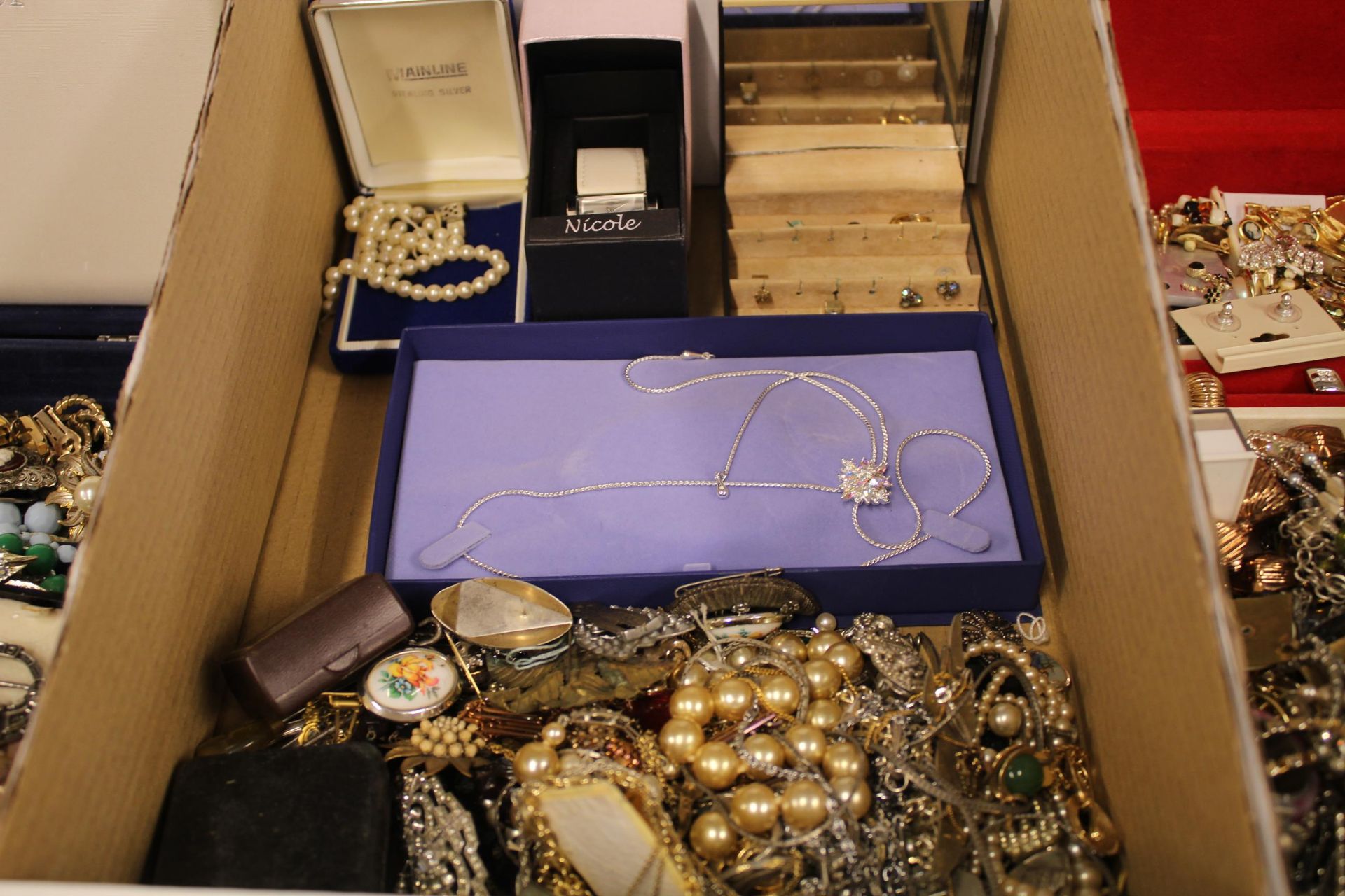 A Large Collection of Vintage Costume Jewellery etc. (Est £20-£40) - Image 4 of 8