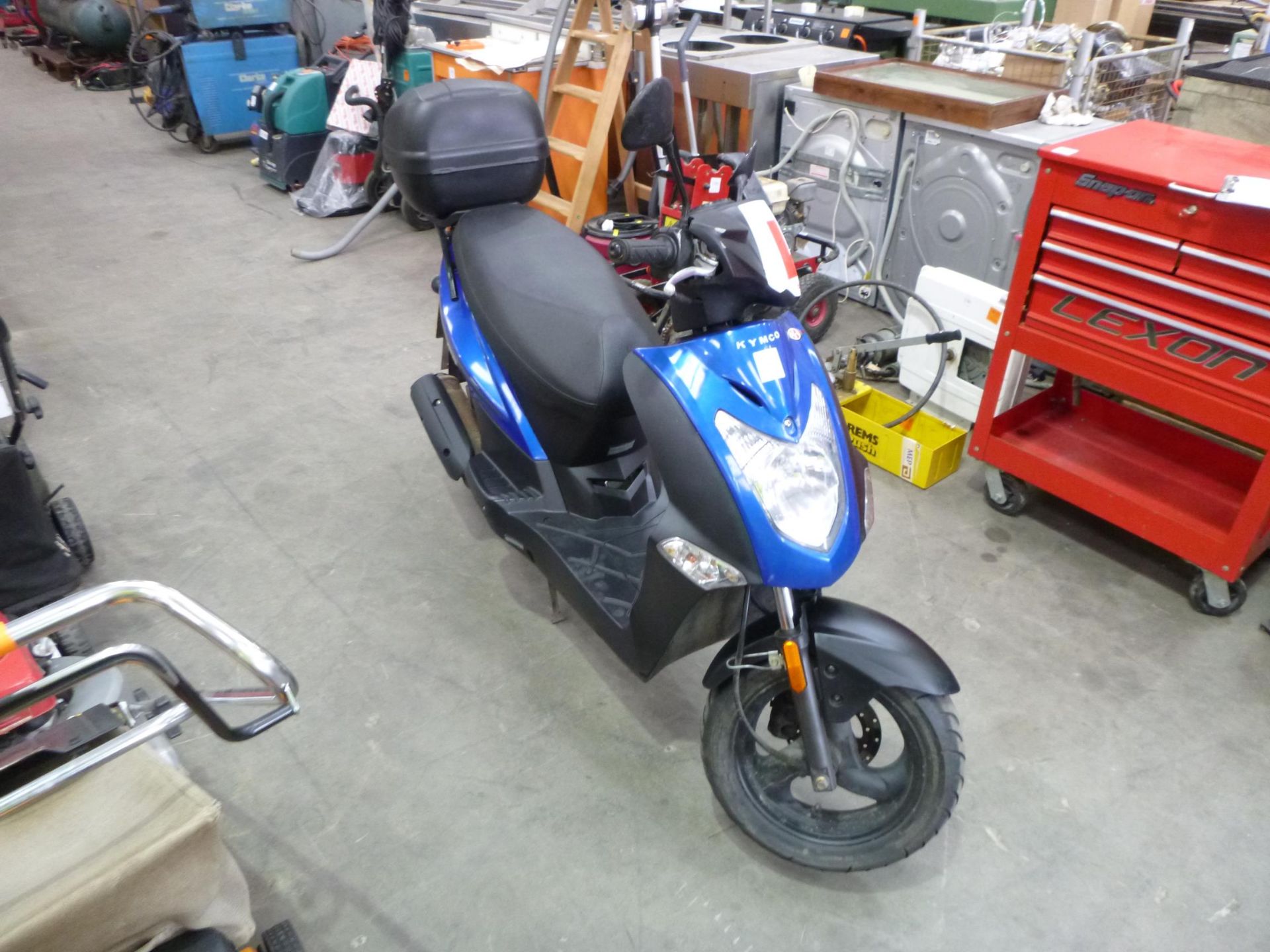 A Kymco Agility Scooter 125cc in Blue Automatic Transmission c/w Top Box and V5, Date of First - Bild 2 aus 5