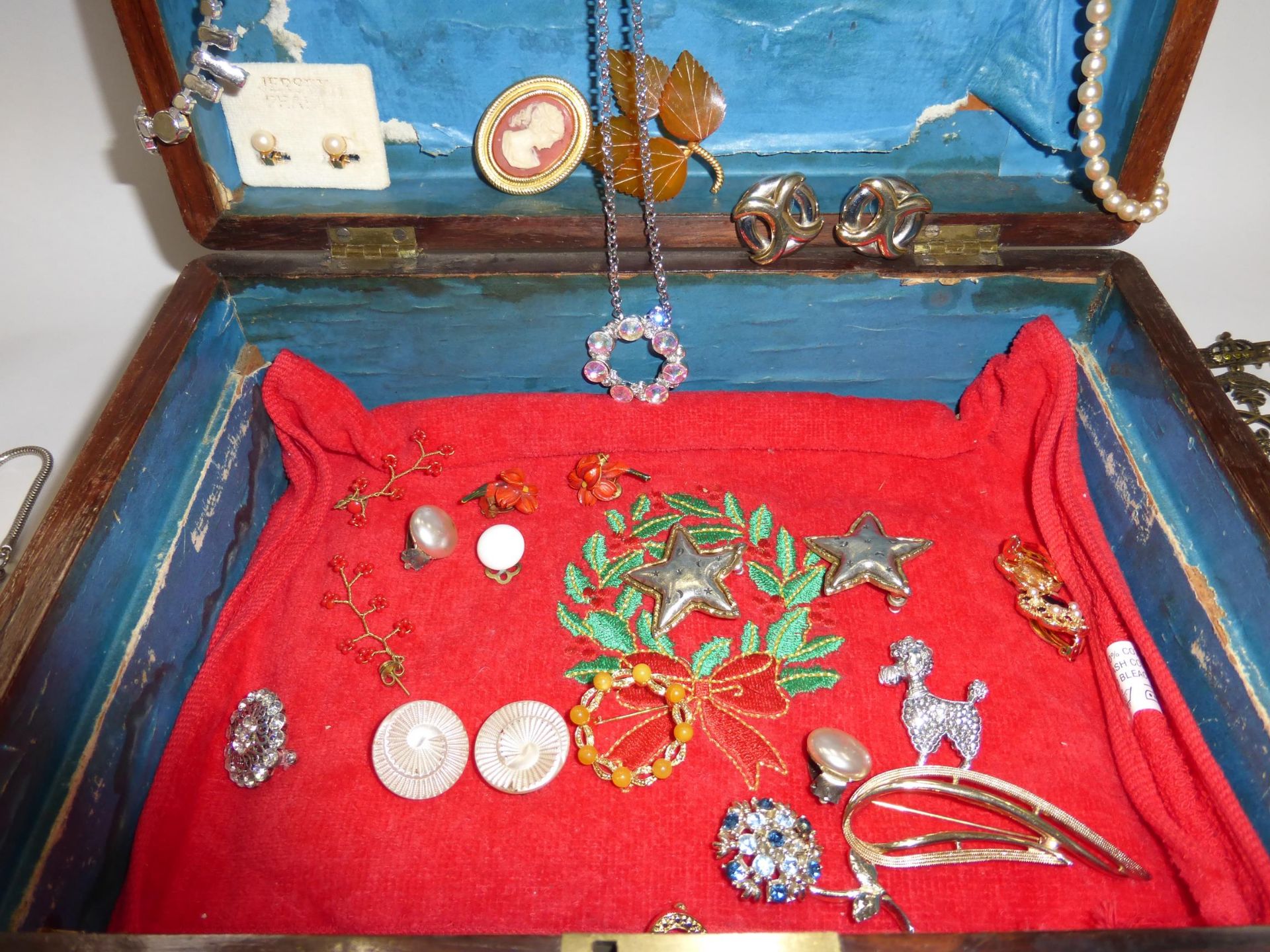 A wooden Jewellery Box containing Vintage Costume Jewellery (compact, silver brooch etc.) (Est £ - Image 4 of 7