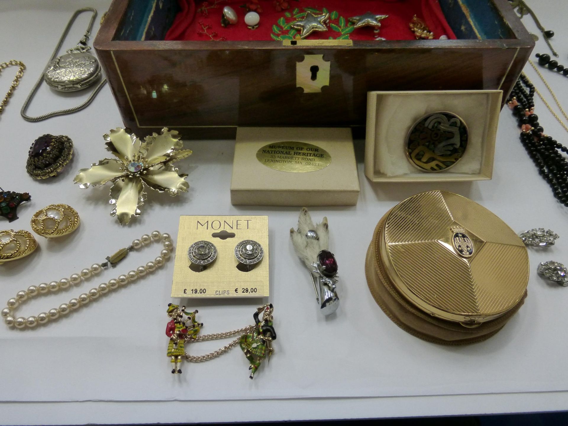 A wooden Jewellery Box containing Vintage Costume Jewellery (compact, silver brooch etc.) (Est £ - Image 6 of 7