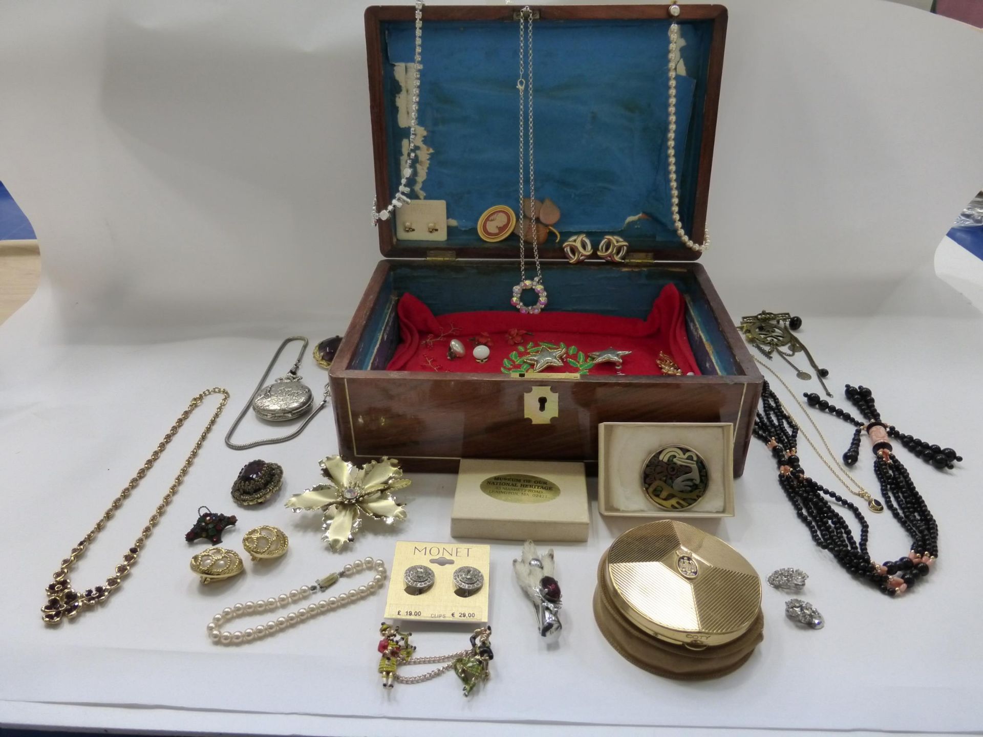 A wooden Jewellery Box containing Vintage Costume Jewellery (compact, silver brooch etc.) (Est £ - Image 2 of 7