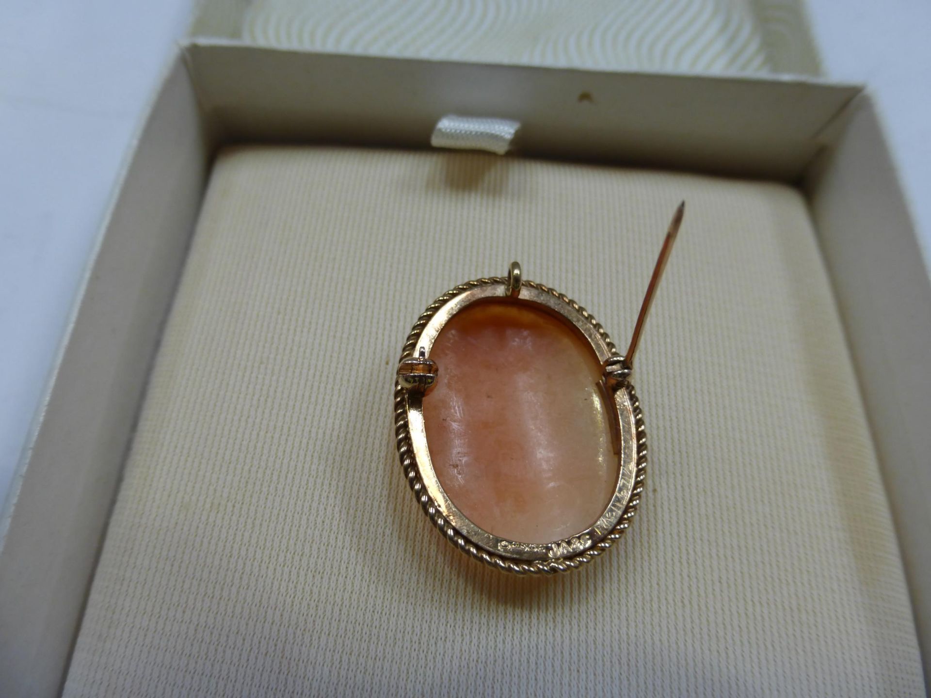 A 9ct Gold mounted carved Cameo Pendant Brooch, hallmarked (est. £25-£40) - Image 3 of 4