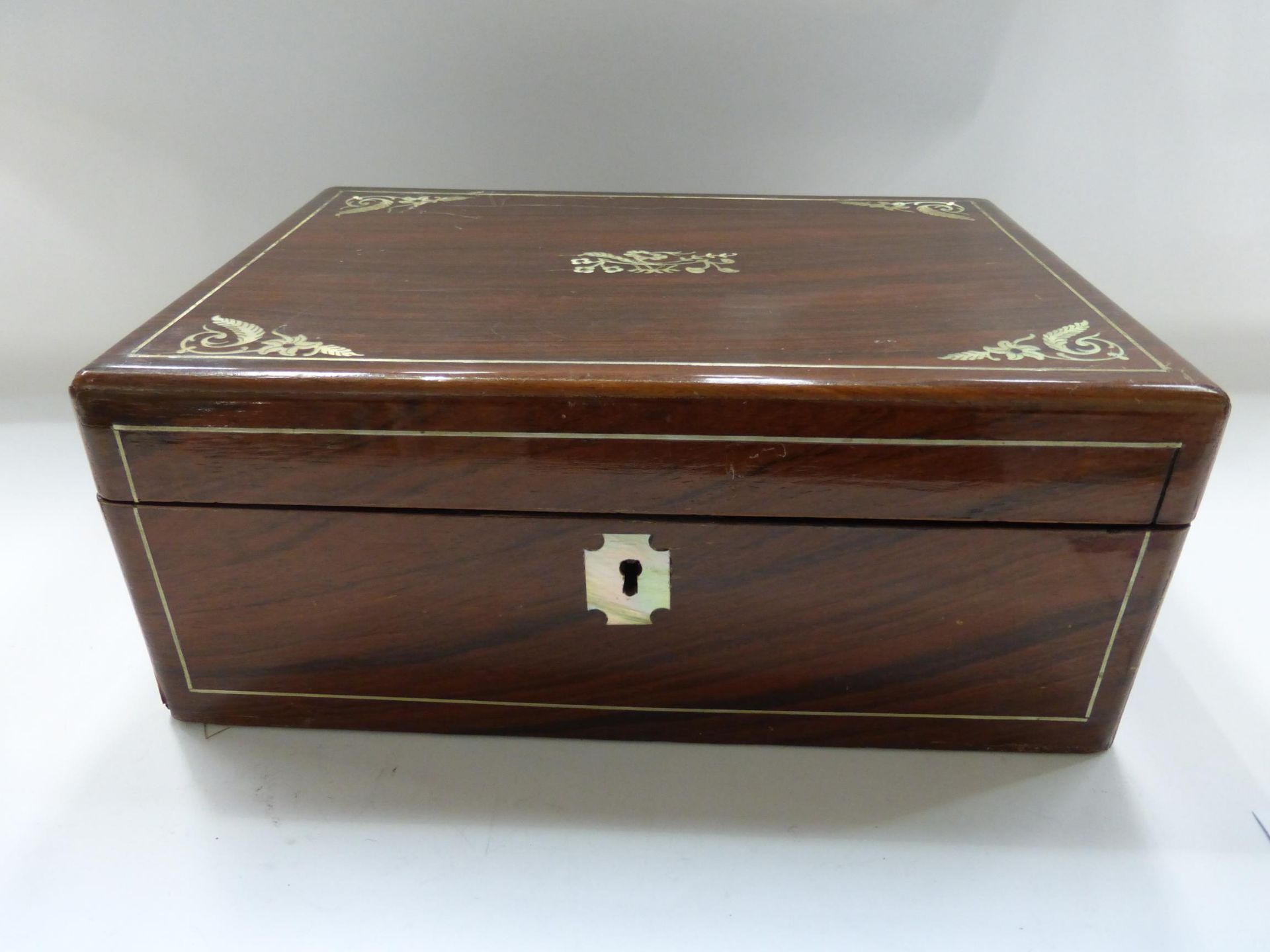 A wooden Jewellery Box containing Vintage Costume Jewellery (compact, silver brooch etc.) (Est £