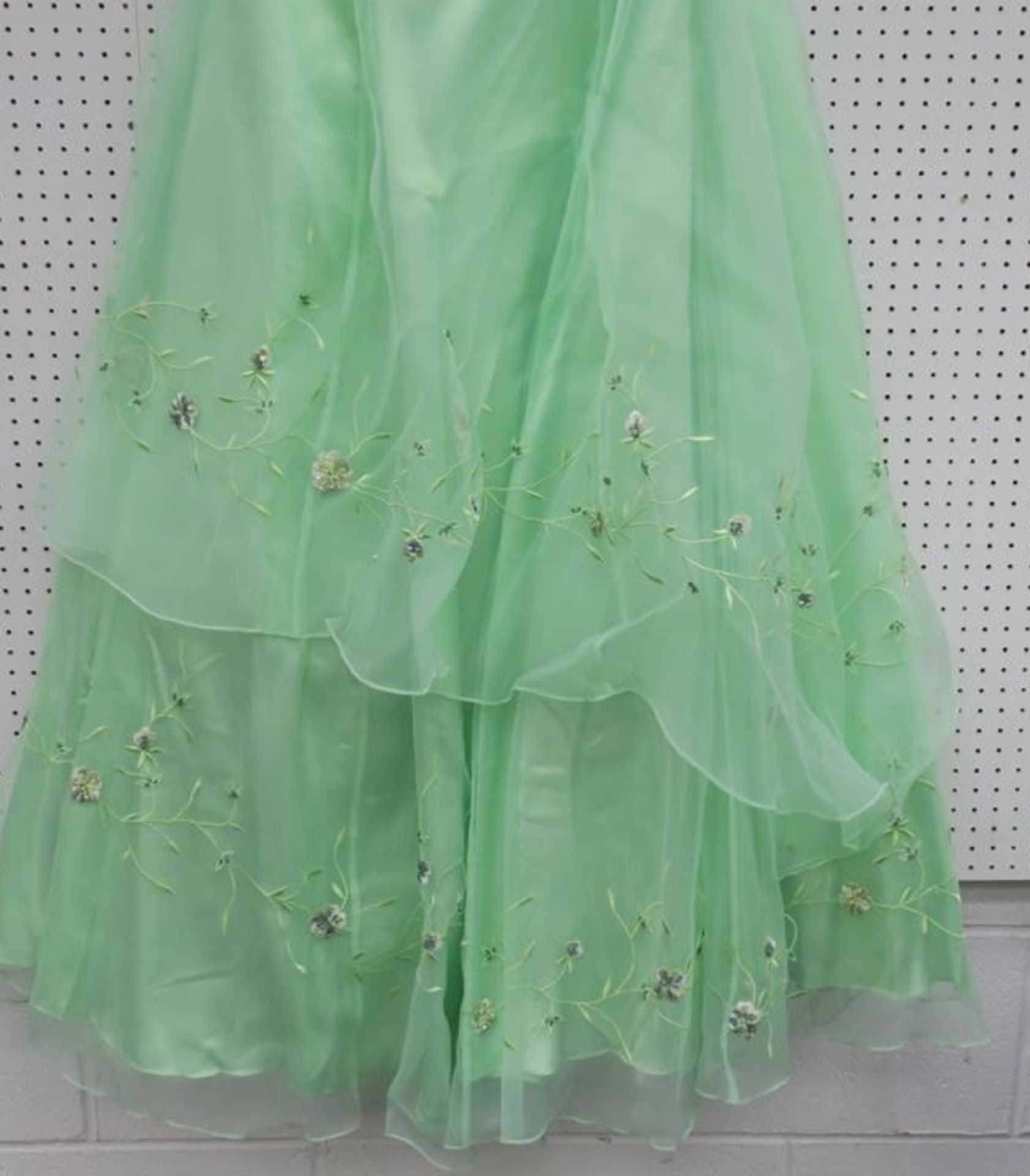 52 Dresses to include: La Princesse D2513, Green Prom Dresses sizes 3 x 16, La Princesse 6193, Green - Image 2 of 20