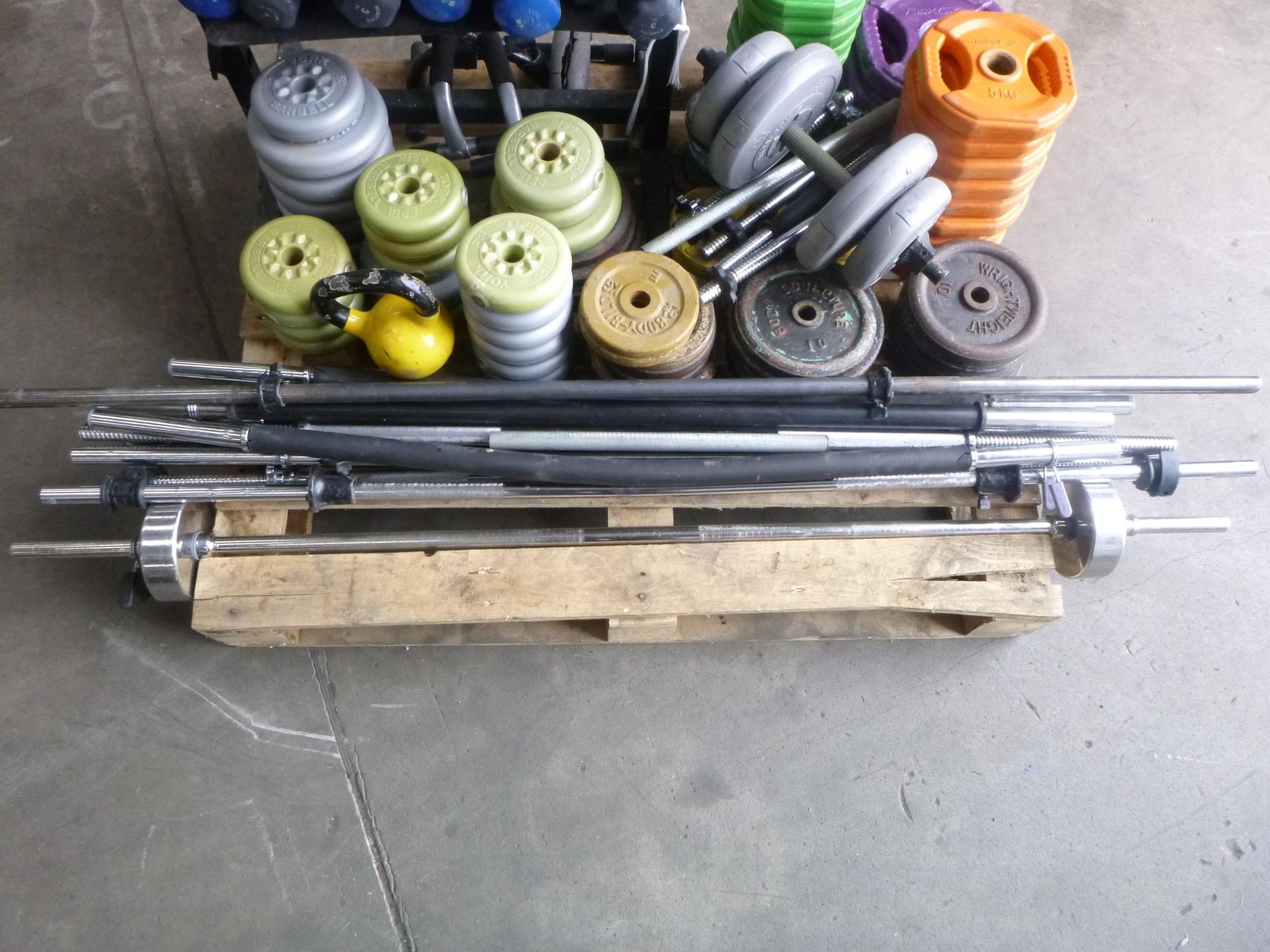 * Cast Iron and Rubber Weights. Please note there is a £5 Plus VAT Lift Out Fee on this lot