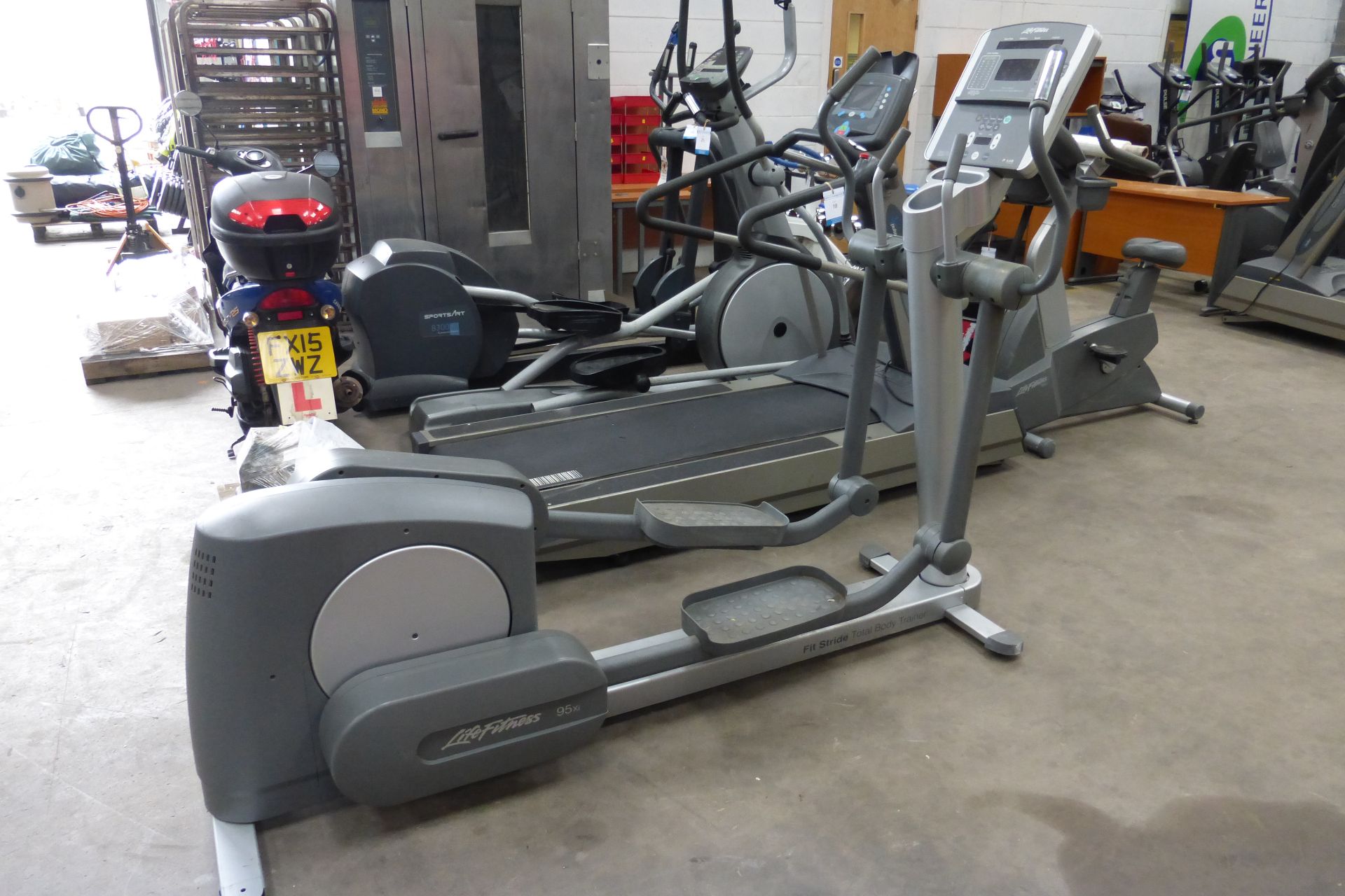 * A Life Fitness 95xi Fit Stride Total Body Trainer (cross trainer). Please note there is a £5 - Image 4 of 5