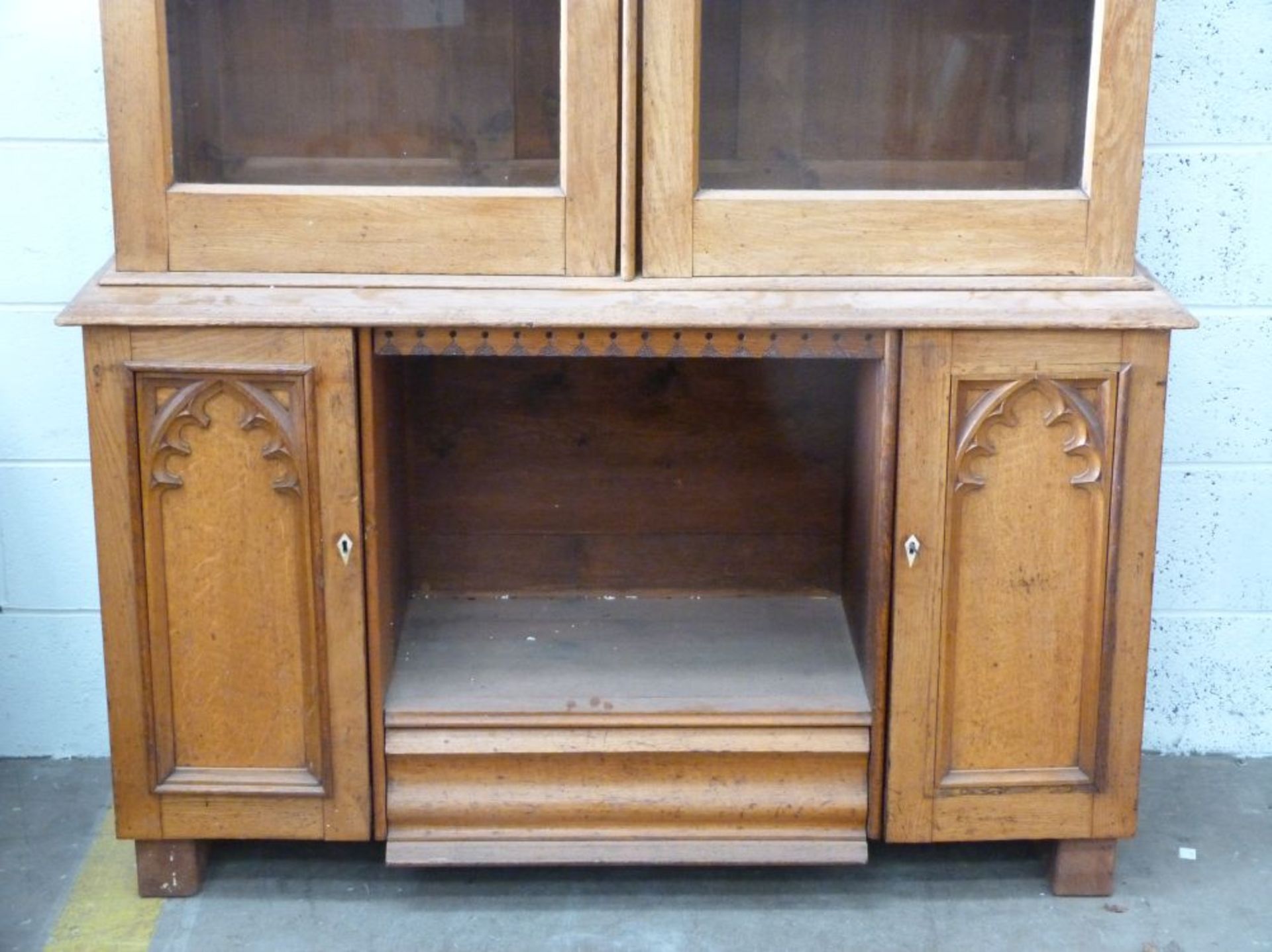 A Bookcase Cabinet with two columns of adjustable shelves behind locking (with key) glass doors - Bild 2 aus 4