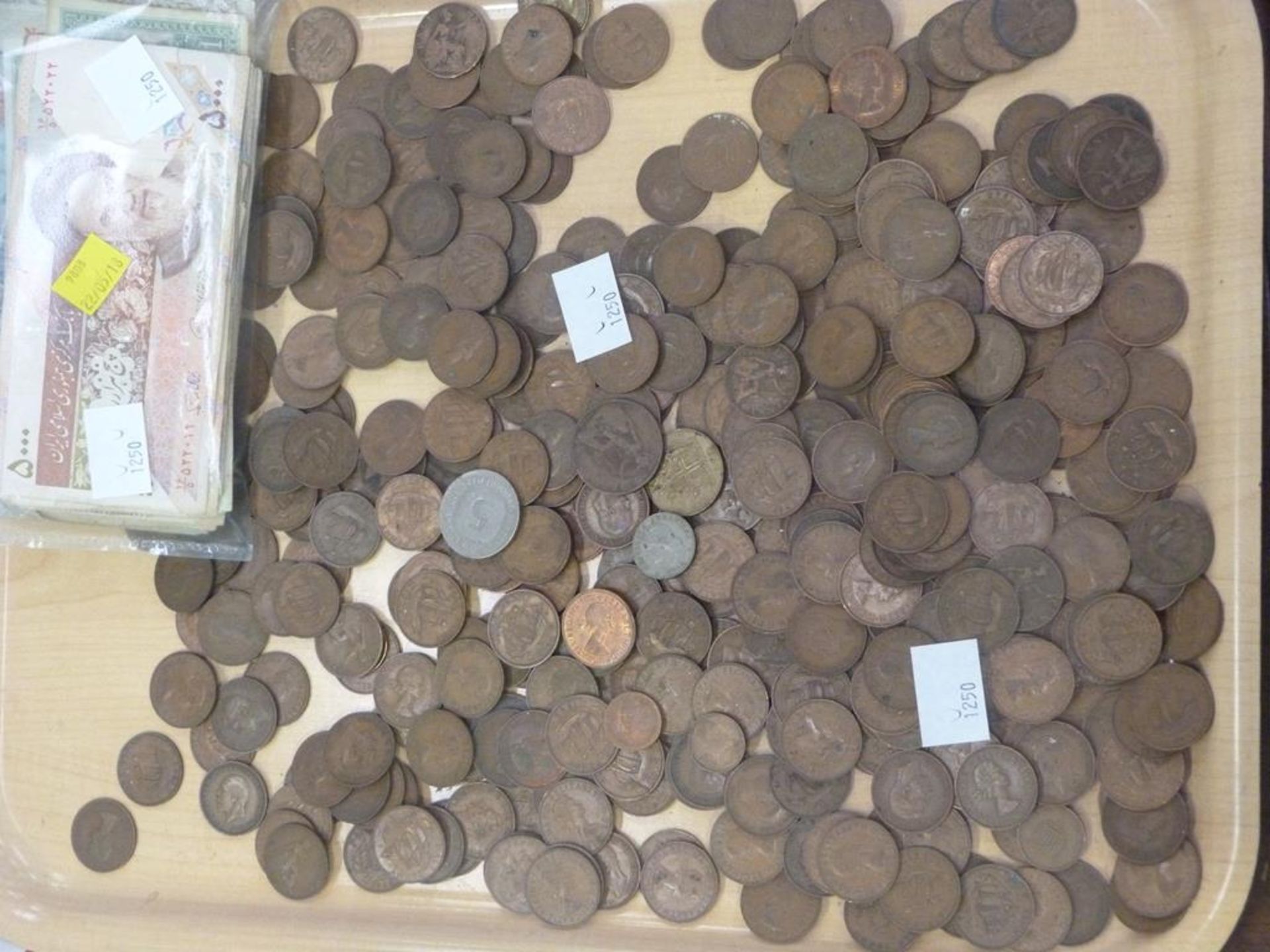Approximately 2.3 Kg of old Coins (mainly half - pennies) and a selection of International Bank - Bild 4 aus 6