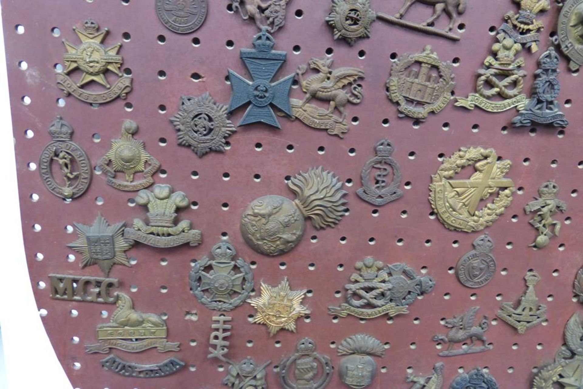 An impressive collection of over one hundred and thirty predominantly military cap badges and - Image 10 of 29