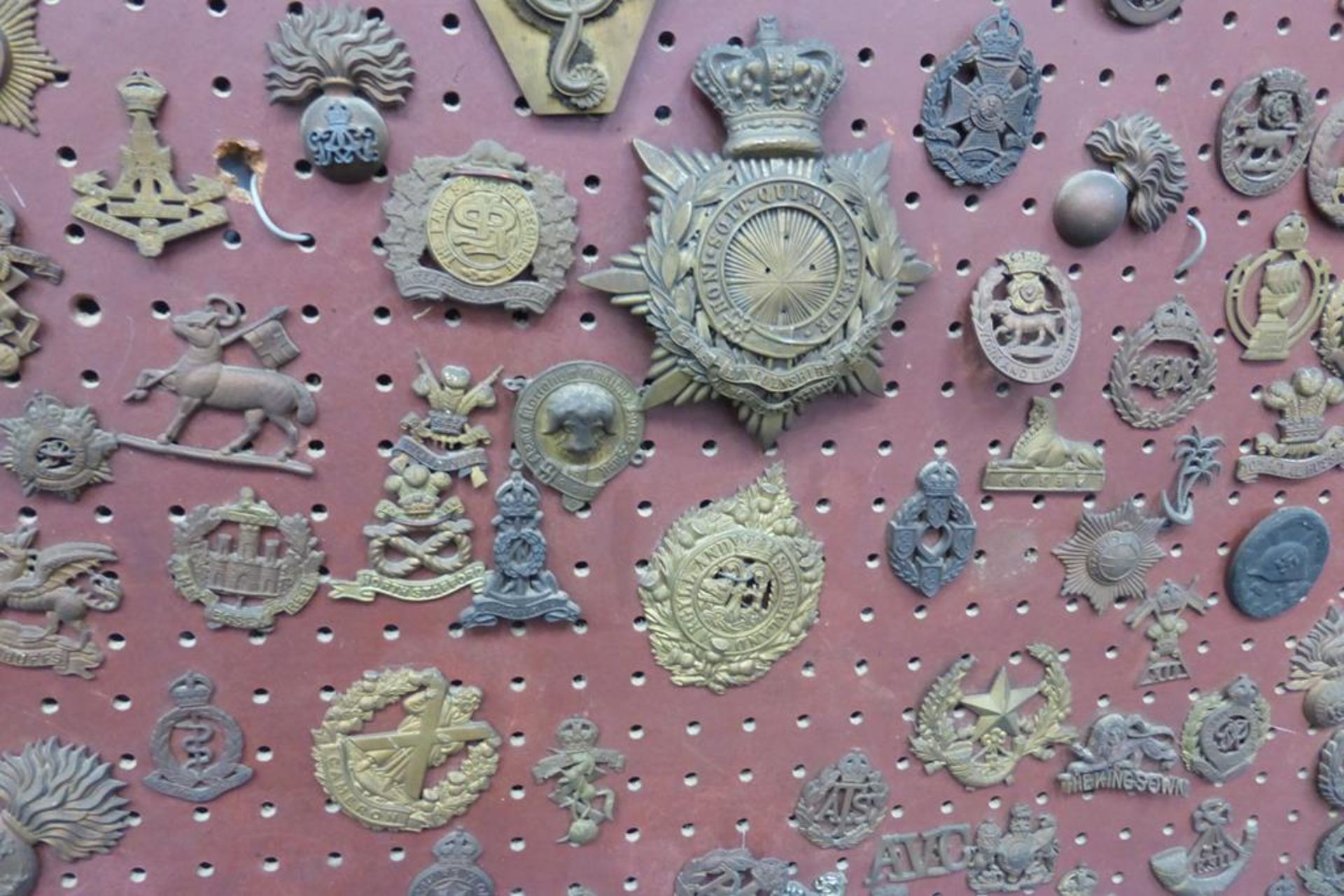 An impressive collection of over one hundred and thirty predominantly military cap badges and - Image 8 of 29