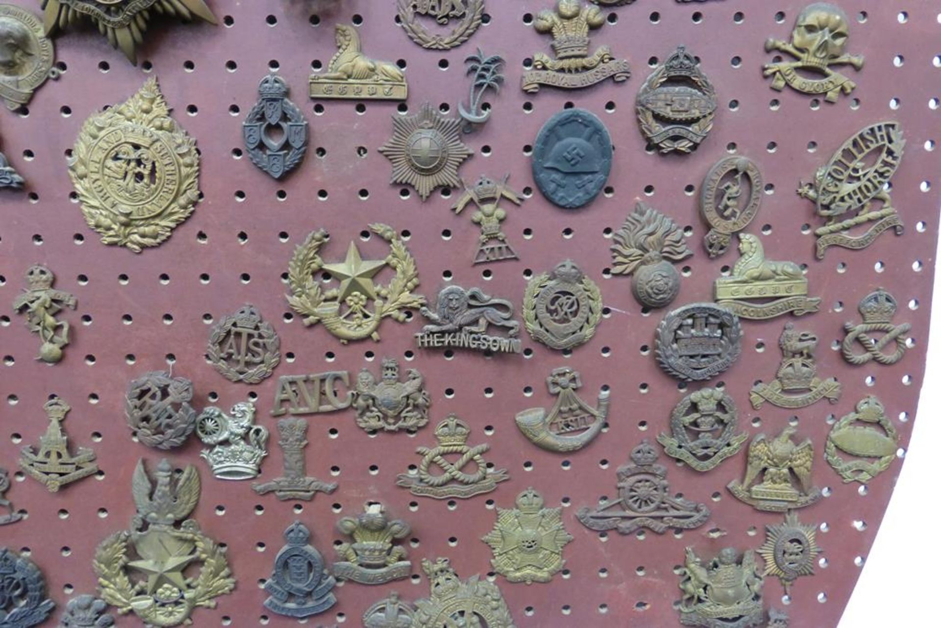 An impressive collection of over one hundred and thirty predominantly military cap badges and - Image 12 of 29