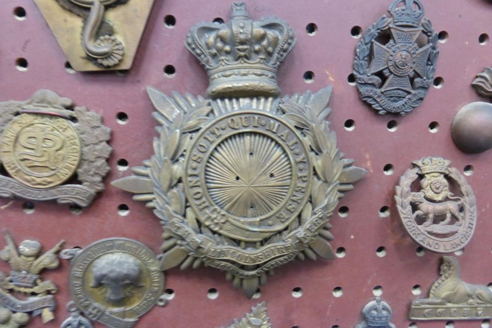 An impressive collection of over one hundred and thirty predominantly military cap badges and - Image 17 of 29