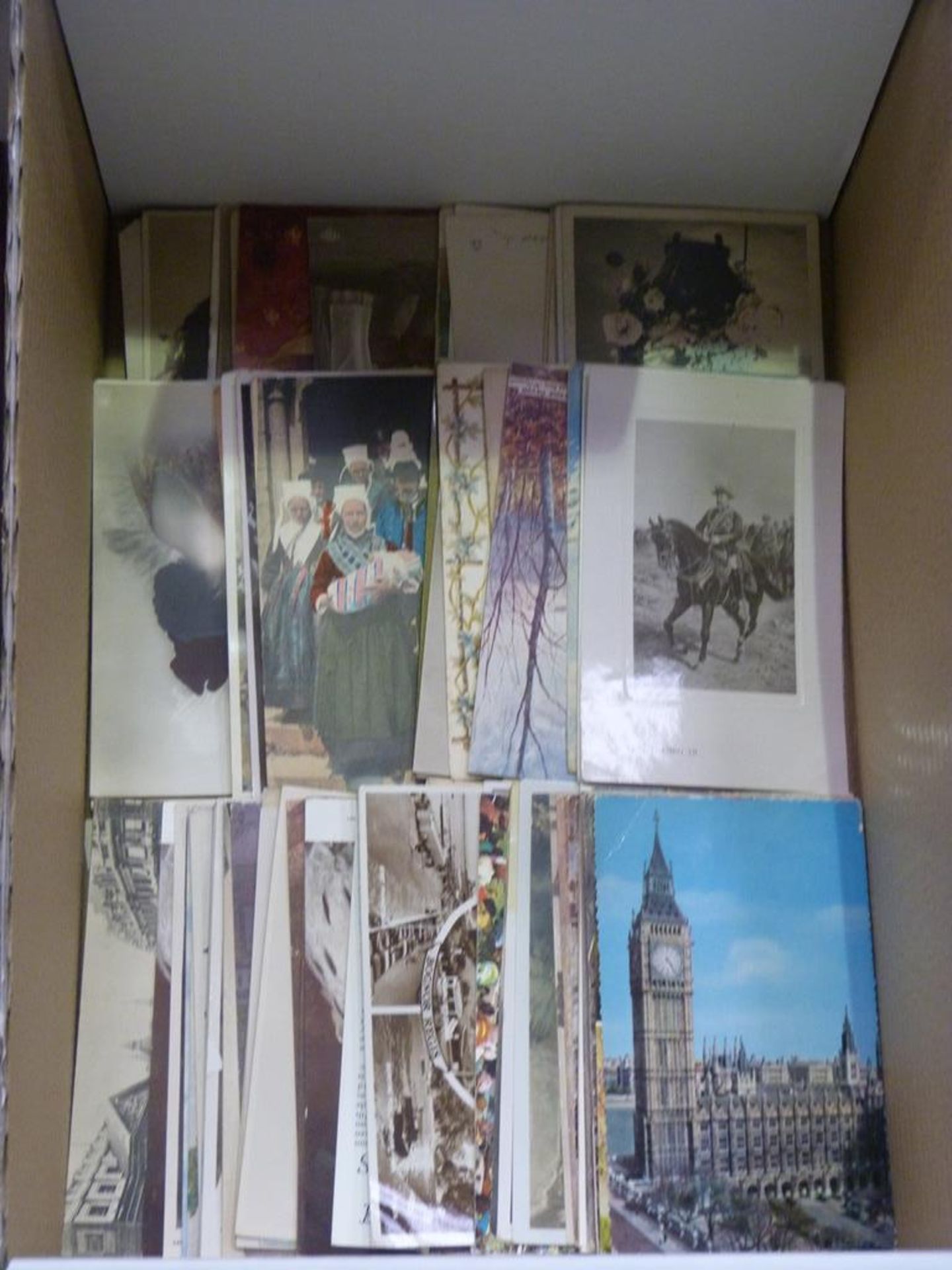 A quantity of miscellaneous Postcards of various subjects and scenes (Est £20-£40)