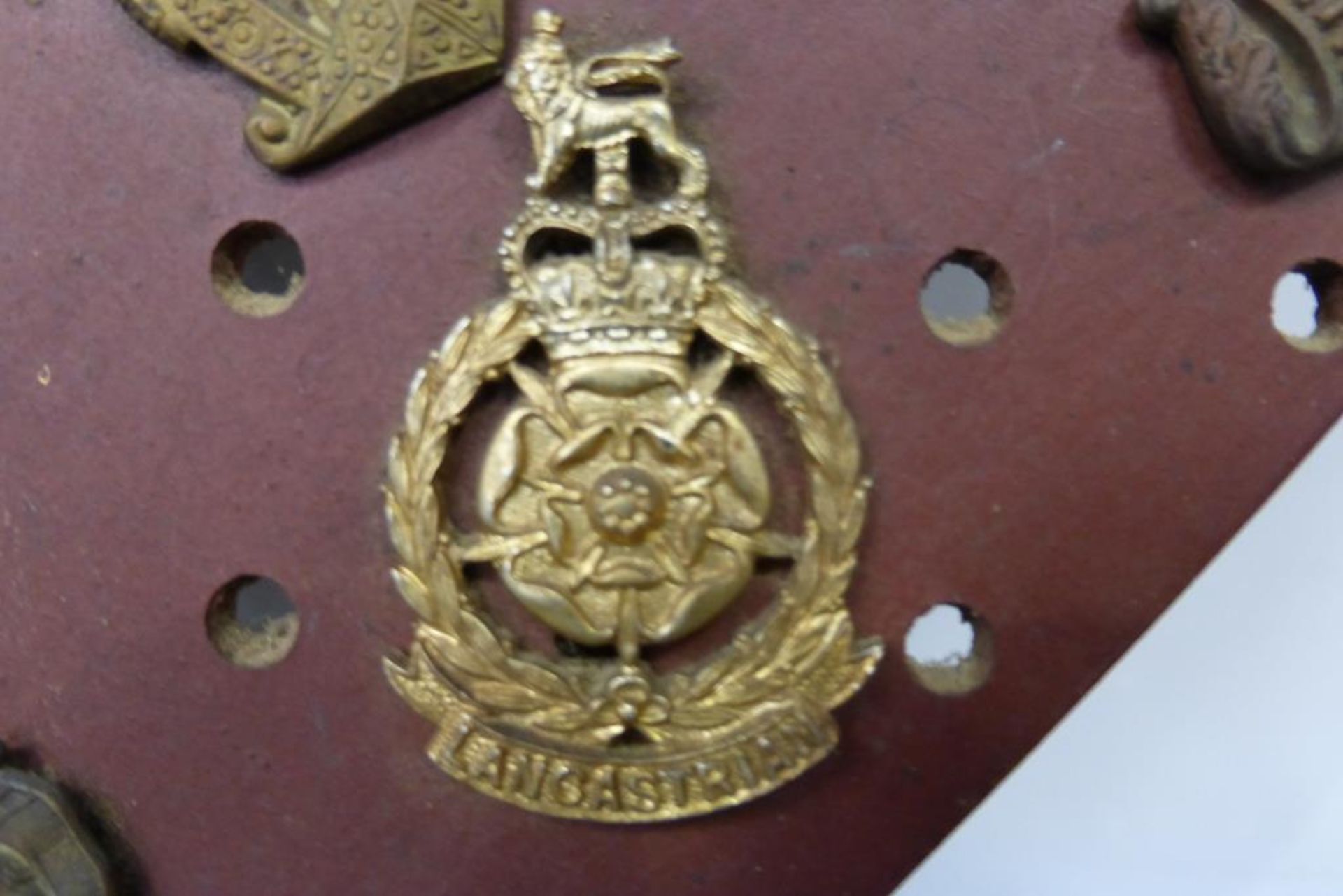 An impressive collection of over one hundred and thirty predominantly military cap badges and - Image 28 of 29