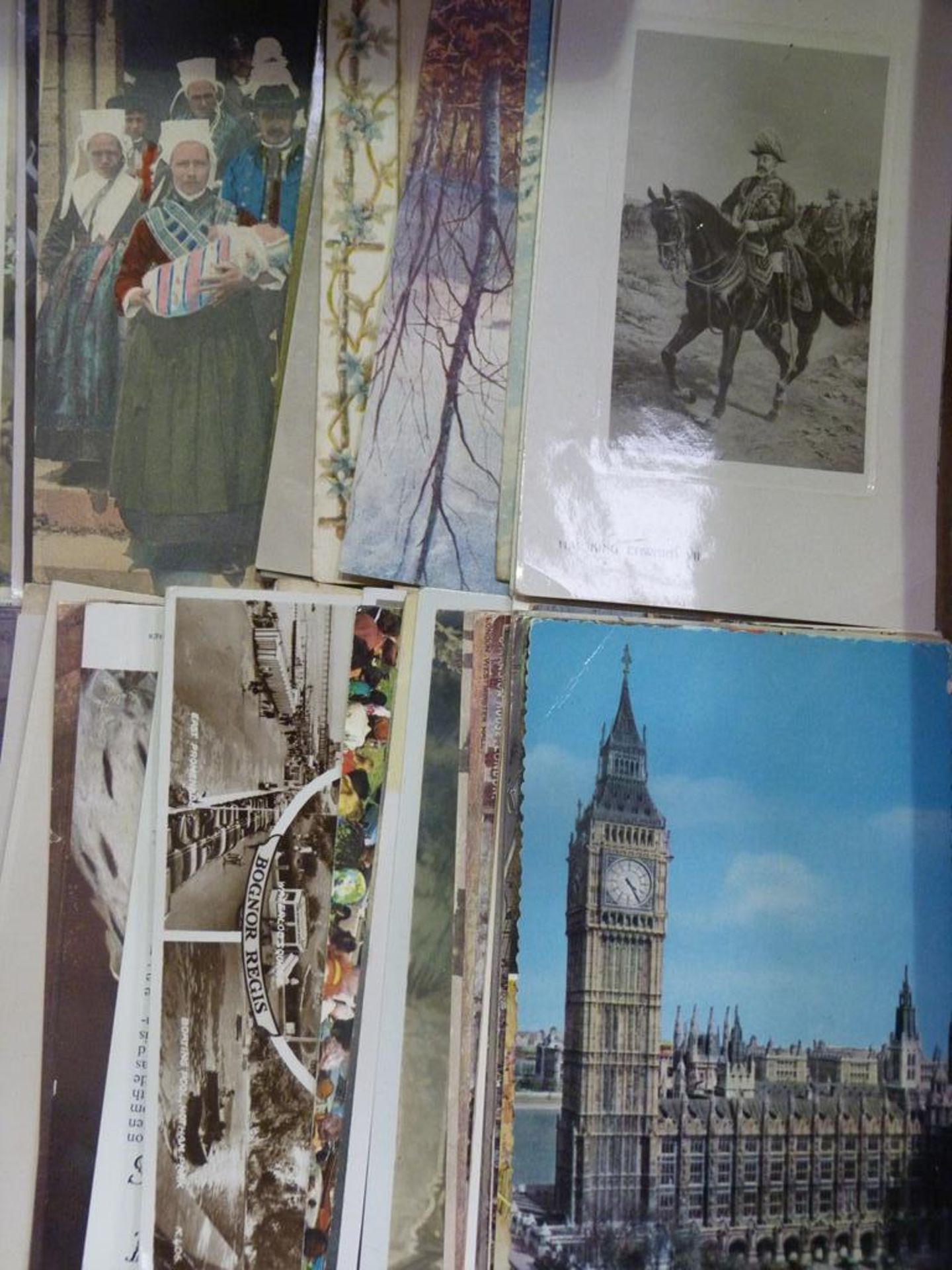 A quantity of miscellaneous Postcards of various subjects and scenes (Est £20-£40) - Bild 2 aus 2