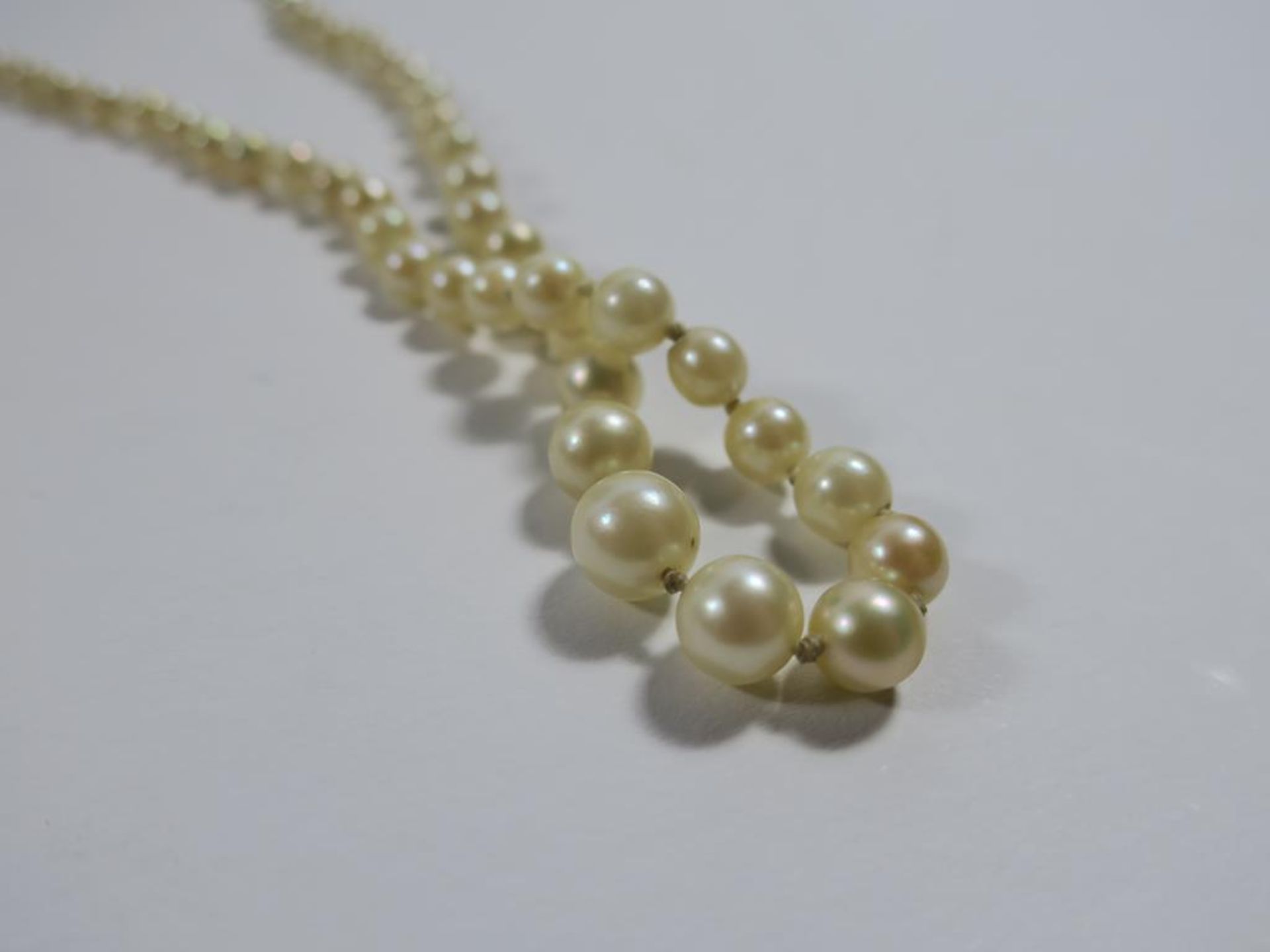 A Stringed Pearl Necklace with Silver coloured and Gemstone Clasp. (Est £20-£50) - Image 4 of 5