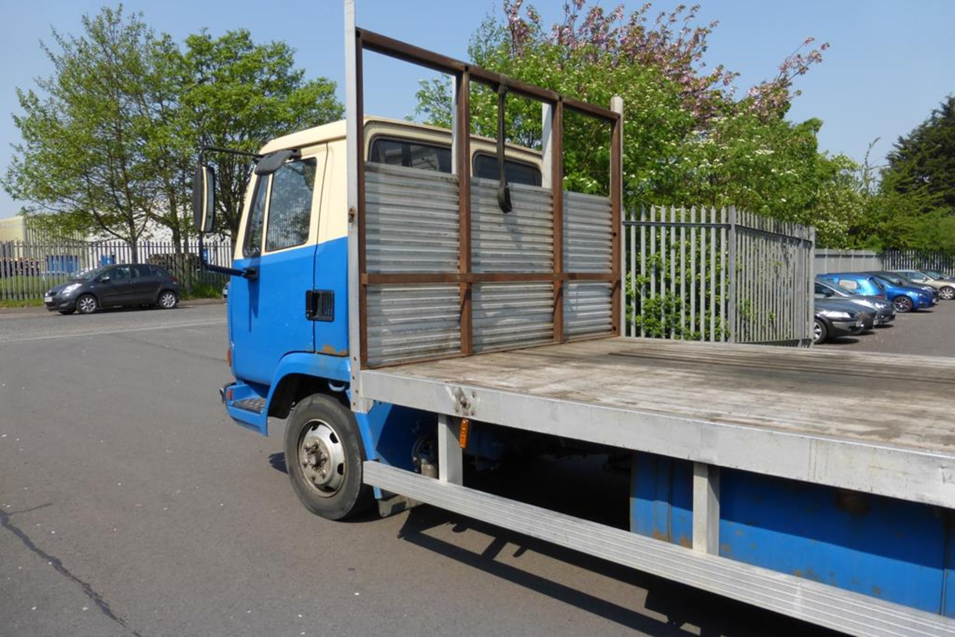 A Leyland DAF 45 150 Euro 2 TI Flatbed Lorry. Running a 150 BHP cummins 5.9 6BT and a ZF-S5-42 - Image 5 of 16