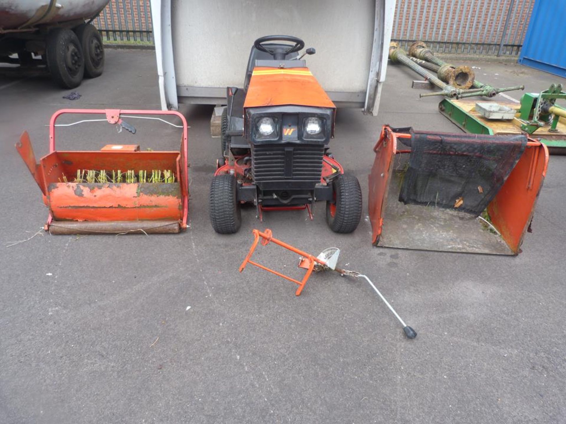 A Westwood T1100 Ride on Lawnmower. (In working order).