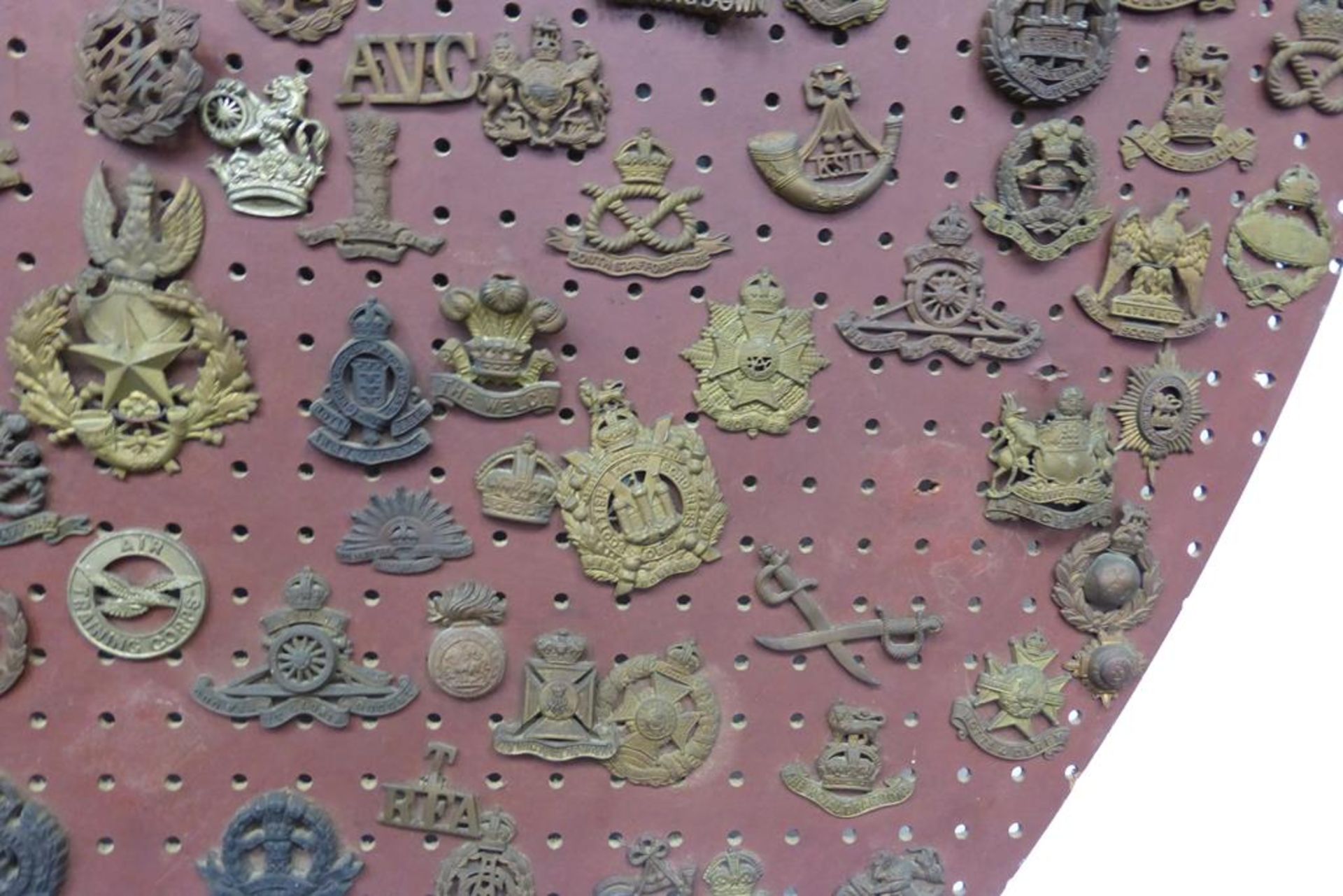 An impressive collection of over one hundred and thirty predominantly military cap badges and - Image 14 of 29