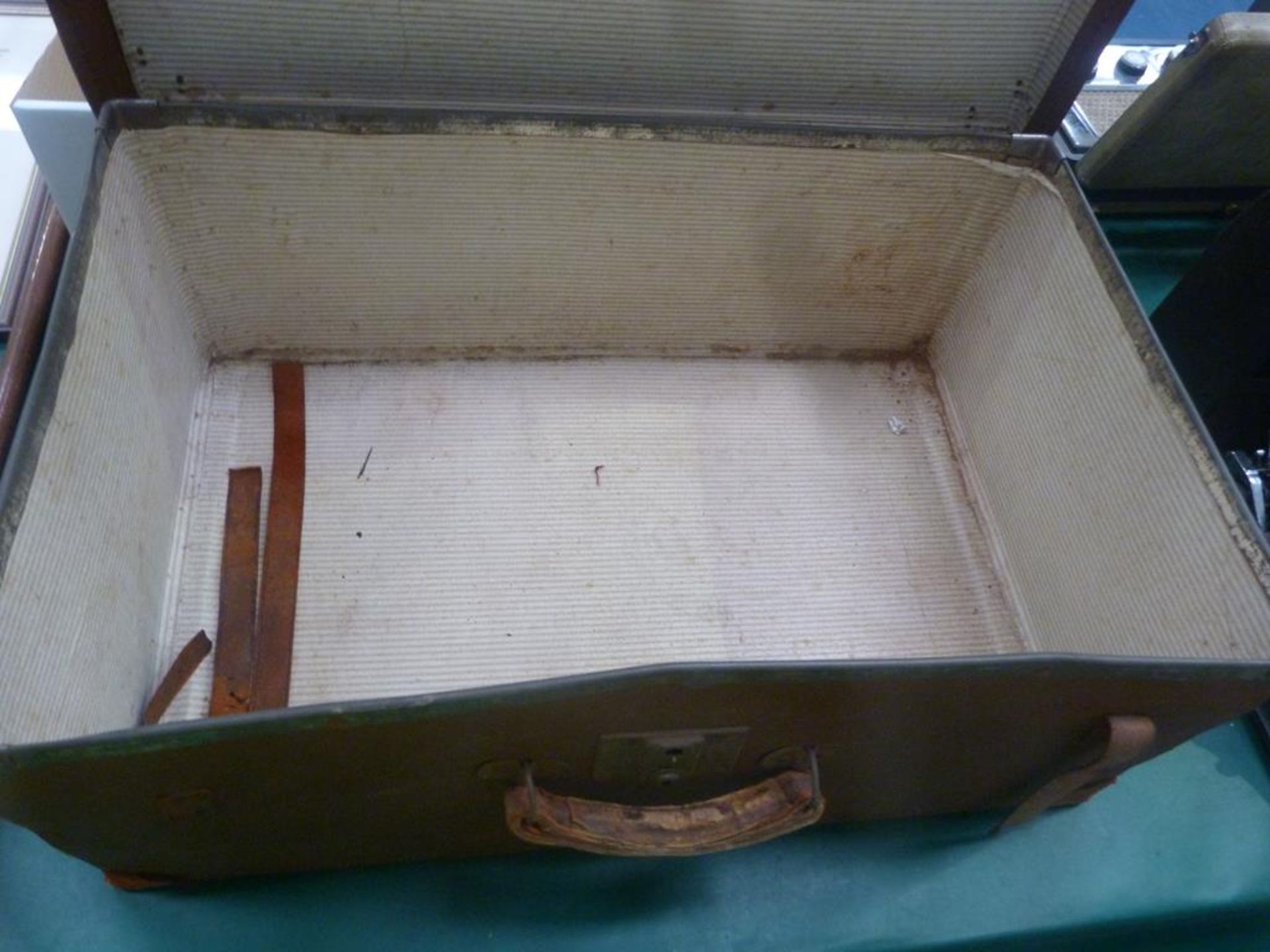 An Early Trunk Suitcase with Reinforced Corners (H21cm, W62cm, D42cm) (Est.£20-£40) - Image 5 of 6