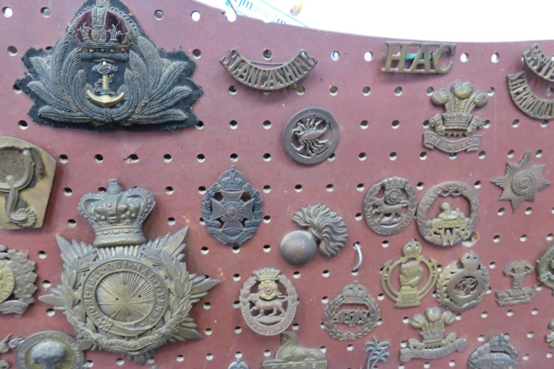 An impressive collection of over one hundred and thirty predominantly military cap badges and - Image 5 of 29