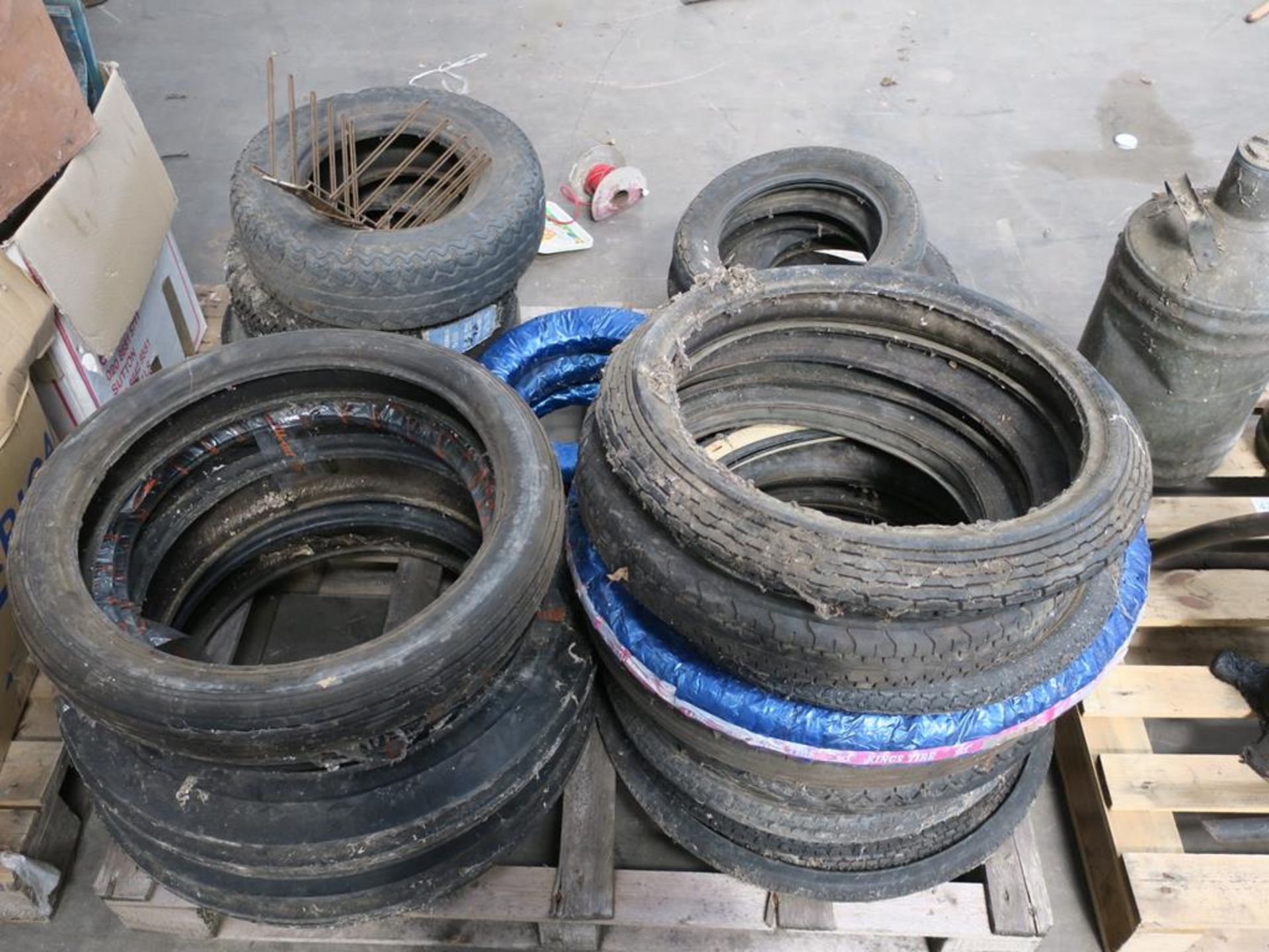 1 x Pallet of Motor Cycle Tyres and 2 x Pallets of Vintage Car/Automotive Parts. Please note there - Bild 2 aus 4