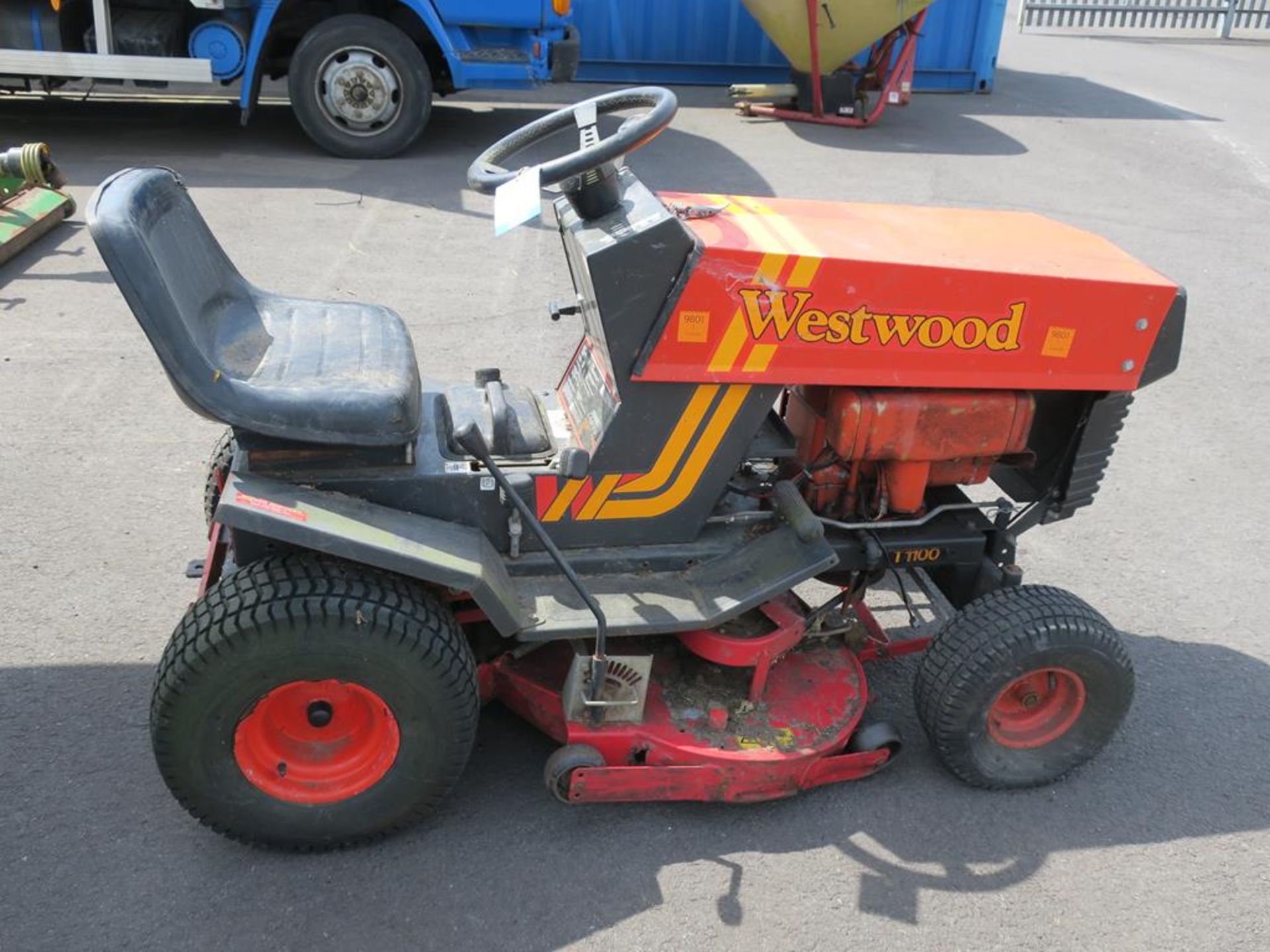 A Westwood T1100 Ride on Lawnmower. (In working order). - Bild 5 aus 14