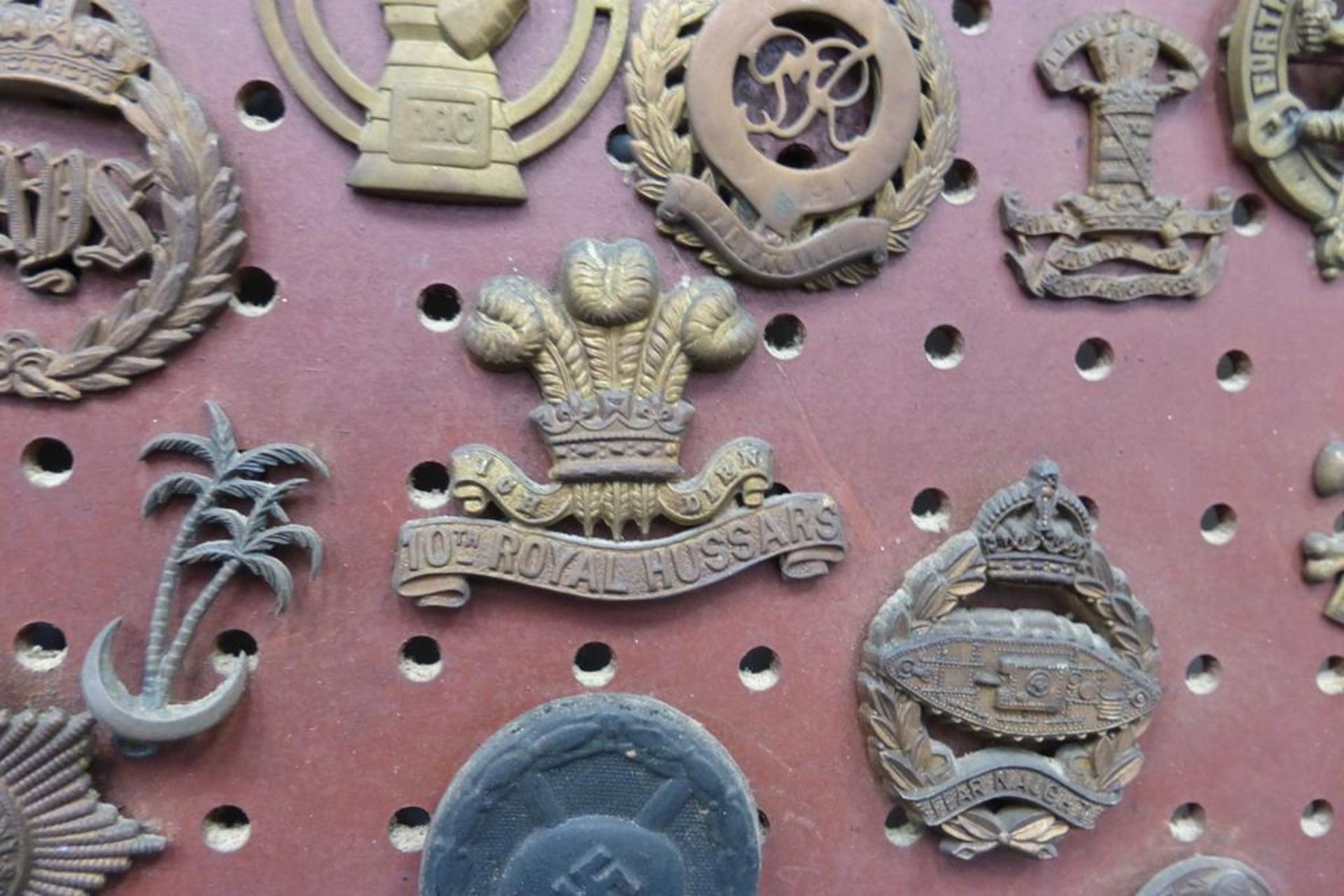 An impressive collection of over one hundred and thirty predominantly military cap badges and - Image 18 of 29