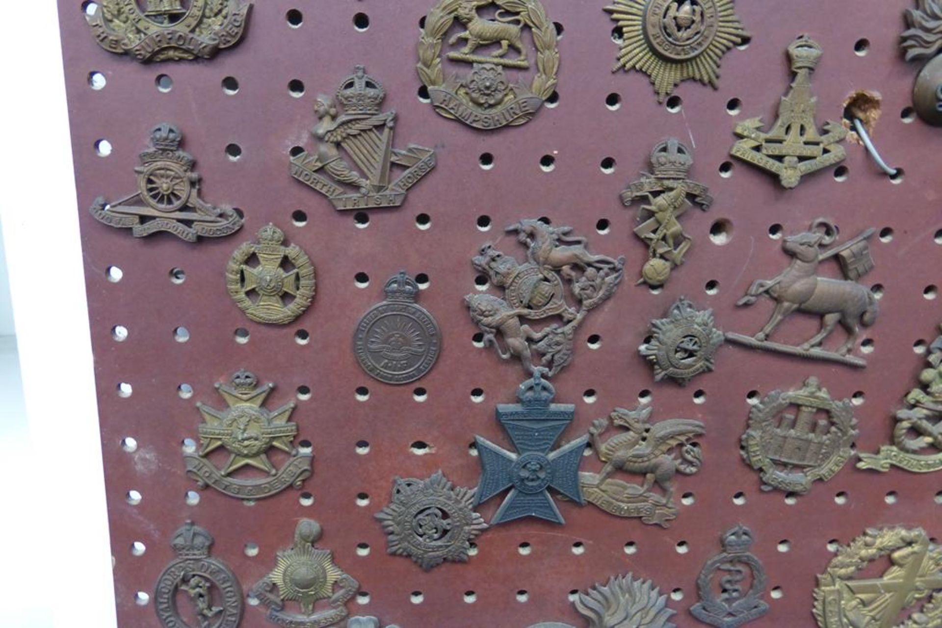 An impressive collection of over one hundred and thirty predominantly military cap badges and - Image 7 of 29